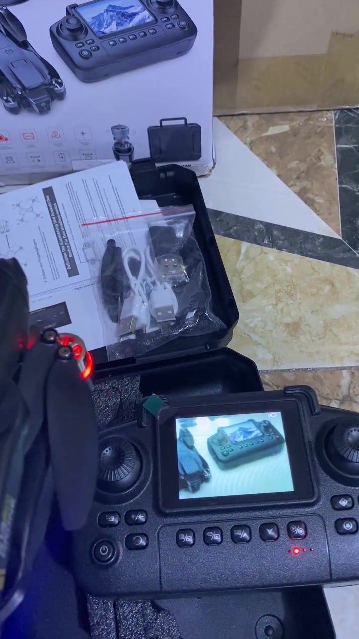 هذا الدرون K13 MAX SCREEN 📦🚁 
اللي بصورة الدرون LYZRC

مواصفات K13 MAX حسب البكج:
الكاميرا:
Dual Camera كاميرتين - وحدة امامية ووحدة سفلية
HD Camera تصوير HD ونقل مباشر Real-Time

الريموت:
Screen Display RC بيه شاشة مدمجة بالريموت تشوف بيها البث المباشر بدون موبايل
APP-RC هم يشتغل على الموبايل

الميزات:
Folding قابل للطي
LED Light بيه اضاءة LED
Optical Flow تثبيت بالارتفاع المنخفض
Headless Mode وضعية بدون اتجاه
Real Time Map خريطة مباشرة
Large Capacity Battery بطارية سعة كبيرة
Brushless Motor 
سعر 55 الف


**إذا كنت صاحب هذا الإعلان وتريد حذفه لأي سبب، رجاءا أرسل رسالة إلى الدعم الفني**