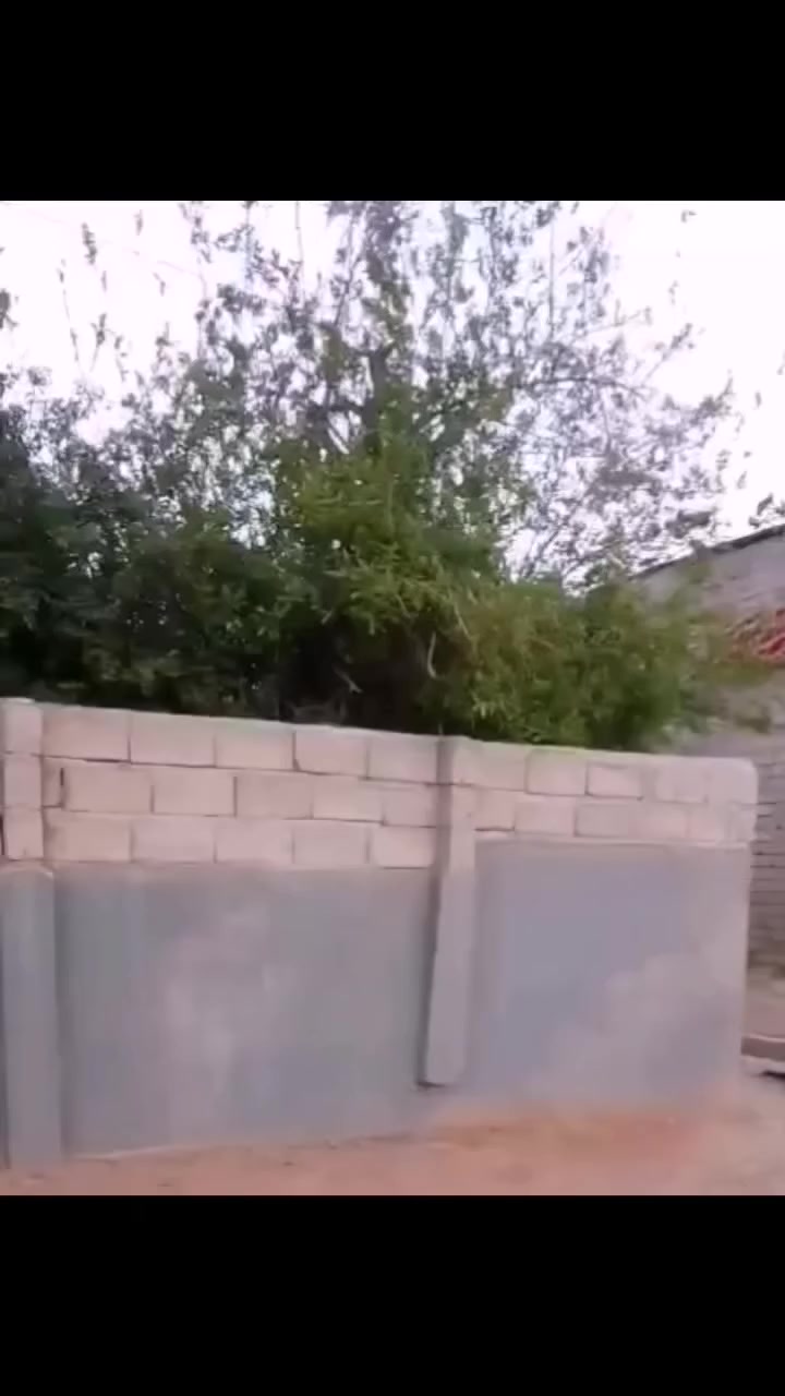 السلام عليكم دار للبيع تجاوز حي العامل فرع المعهدمساحه 400متر الدار كامل وجاهز ونضيف للعلم البناء نص ولباقي قطعه أرض المنطقه ناضامي كشف بي من البلديه شرط انطي لاتواصل ***********
