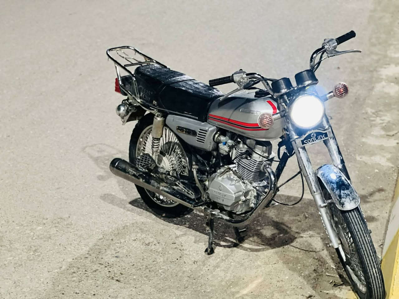 سلام عليكم للبيع سونيك 22 غطاص كهربائيات كوله شغال مابي اي عيب لا صوت ولا صرف بشرط شلعه معدل فول تاير ل تاير بشرط سعره ع خاص مو شراي لدوخني ***********
