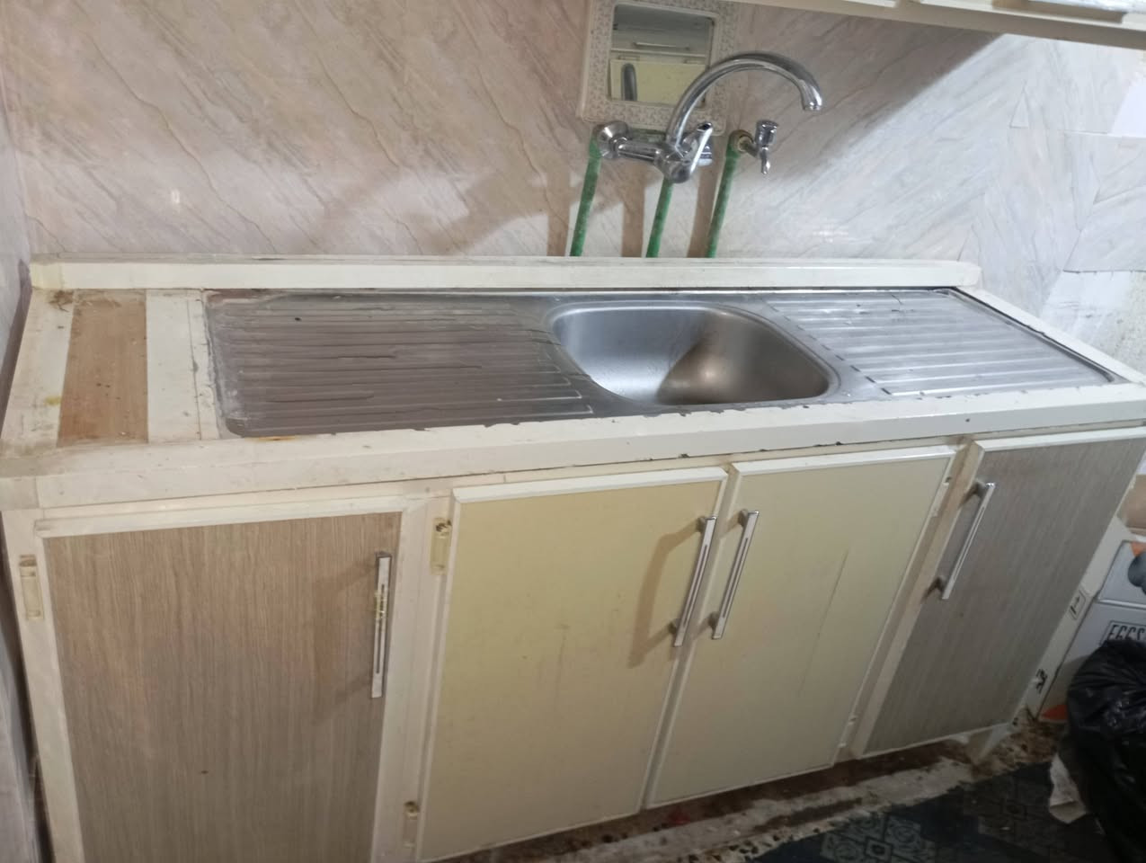 غرفة و كاونتر للبيع اسعار مناسبة الغرفة ب 300 وبيهه مجال والكاونتر 225 وبي مجال 
***********
