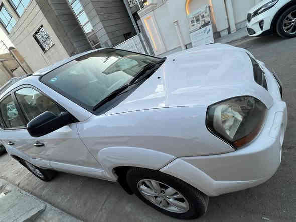 سلام عليكم للبيع سيارة هونداي توكسان موديل 2009 خليجي ابيض  سيارة رقم دولي جديد سنوية جديدة السيارة جاهزة بدون  قطرة صبغ فقط دعامية اماميه وبيها رصعه بالباب اليمنى ماشيه ٢٠٠  الف   اي استفسار اتصل وتدلل سعر السيارة ١٣٥$   ورقة الموقع معارض البياع للاستفسار التصال ***********
