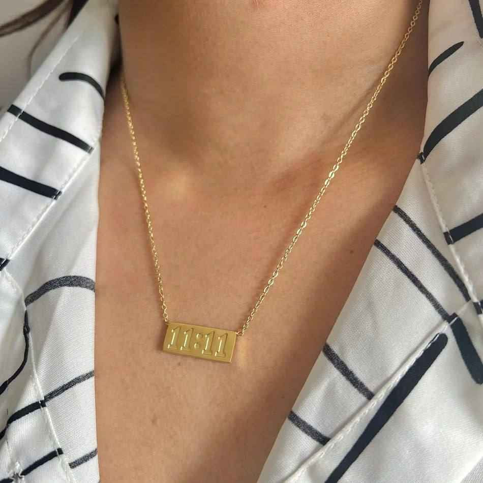 توفرت من جديد الحفر الأصلية 💕

قلادة الوقت المميز 11:11
وقت الامنيات 
11:11 منو ميحب هالوقت 😍
قلادة وقت تحقيق الاماني  🤍✨
طلاء ثابت مدى الحياة
جودة عالية
توفر بلونين الذهبي والفضي 

، 11:11، رمز الصحوة والتنوير.
ووفقاً لعلم الأعداد، فإنَّ العدد 11 يمتلك صفات الصبر، والصدق، والروحانية، والحساسية، والحدس وليس مثالياً وحنوناً. هؤلاء الناس الذين ينتمون إلى الرقم 11، يعملون على مستوى مختلف من الطاقة. و11:11 تحثنا على الالتفات إلى قلوبنا وحدسنا الداخلي. إنها بمثابة دعوة للاستيقاظ وعدم تفويت الفرص المتاحة في هذا العمر. ويمثل عدد 11 أيضاً الرؤى والإبداعات الفنية والاختراعات والابتكار، والوفاء، والاستقلال، والإنجاز، والحب والانسجام والتوازن. وهو علامة على أننا أكثر انسجاماً مع الطاقة التي تتدفق في الوقت الراهن، والتي يمكننا استخدامها لنندفع أكثر في رحلتنا.
وقد صاغ مصطلح "التزامن" كارل يونغ وأوضح أن الحوادث العادية هي أكثر من مجرد "مصادفات متكررة" وتظهر على وجه التحديد لتبين لنا الحقيقة وراء العالم. انتظر حتى تدق الساعة 11:11، وراقب مدار الساعة لدقيقة كاملة ثم اغمض عينيك وتمنى أمنية مبهجة لمستقبل أكثر إشراقاً وسحراً. لحسن الحظ، لديك فرصة حدوث ذلك مرتين خلال يوم واحد.
نوع المعدن. ستل ستيل طلاء ثابت مدى الحياة جودة عالية
متوفرة باللونيين الذهبي والفضي 💛  
🚘يوجد خدمة توصيل لجميع محافظات العراق🚘 بغداد, العراق


**إذا كنت صاحب هذا الإعلان وتريد حذفه لأي سبب، رجاءا أرسل رسالة إلى الدعم الفني**