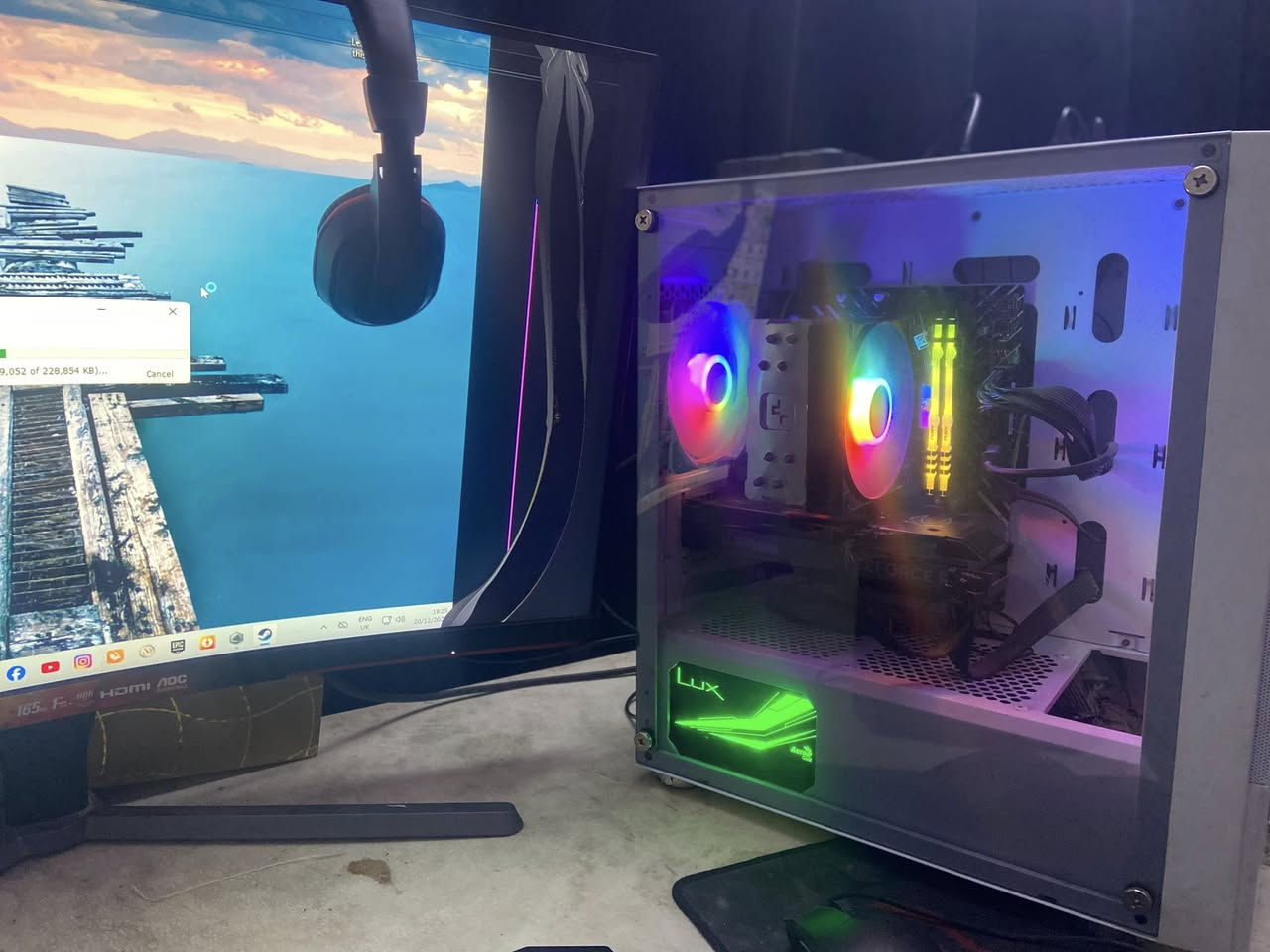 المعالج: Intel®️ Core™️ i5-12400F (الجيل 12)
• عدد الأنوية / الخيوط: 6 أنوية / 12 خيط
 • التردد: 2.50 GHz
 • كرت الشاشة: NVIDIA®️ GeForce RTX™️ 4060
 • ذاكرة كرت الشاشة: 8 GB VRAM
 • DirectX: يدعم DirectX 12 Ultimate
 • الذاكرة العشوائية: 16 GB RAM
 • سرعة الرام: 2400 MT/s
 • التخزين: 1.40 TB
 • اللوحة الأم: ASUS
 • نظام التشغيل: Windows 11 Pro
 • بنية النظام: 64-bit
مساحة التغزين : 2360
شاشه بيها ضربه عل جها اليمنه 
سعر جهاز مليون و بي مجال
0773 818 8045
