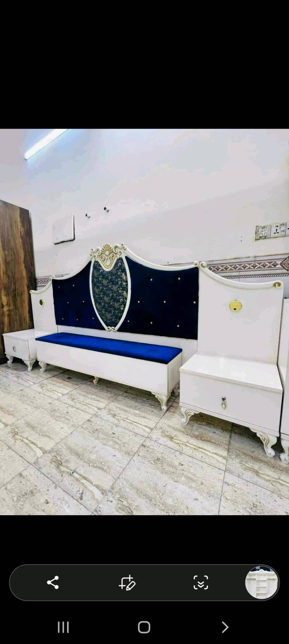 غرفة نوم فخمة للبيع بحالة ممتازة، تتضمن تسريحة بتصميم كلاسيكي مع مرآة كبيرة وأدراج تخزين، سرير مريح بتنجيد فاخر باللون الأزرق الداكن، خزانة راقية بتفاصيل ذهبية، وكمودينات جانبية. التصميم يضيف لمسة من الجمال الكلاسيكي لأي غرفة.