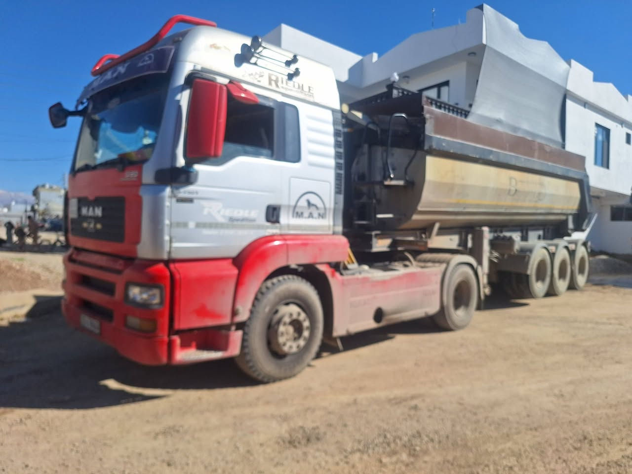 ئەم سەیارە بۆفرۆشتن   مۆدیل 2003مەکینی ڕیتایدەر هاڤە بێرفانی تاک سۆپەرە گێڕ مەکینە ئه کسل بەشەرت سەنەوی تازەیەبۆدی  ئەڵمانی  ڕەپتە سەیارەکە لەئیشدایە هەموو گیانی بەشەرتە ئەگەر موشتەری نیت سەرمان مەئێشێنە ***********
