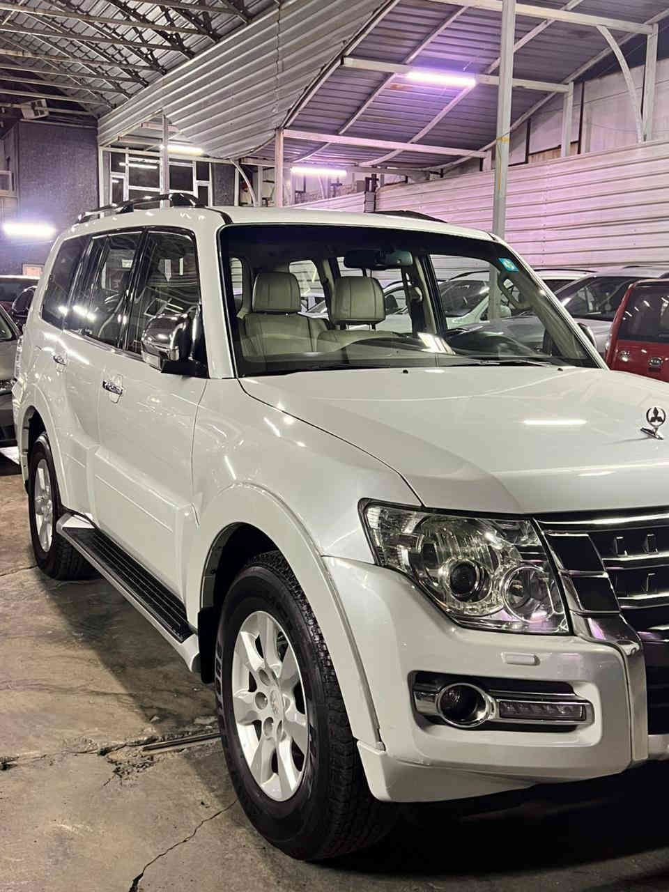 السلام عليكم 
باجيرو
2016
ابيض صدفي 
حبتور 
فول مواصفات 
شاشه 
تحكمات ستيرن
لد نهاري 
حساسات خلفيه
كشنات ثنين كهرباء 
دمام خلفي 
مرايات شفط وكهرباء
كشنات جلد فتحه سقف
محرك 6سلندر 3500
رقم بغداد باسمي 
السياره مكفوله من الصبغ 
كير محرك مكفول 
سعر السياره 21الف دولار وبيها مجال 
للاستفسار اتصال ***********
