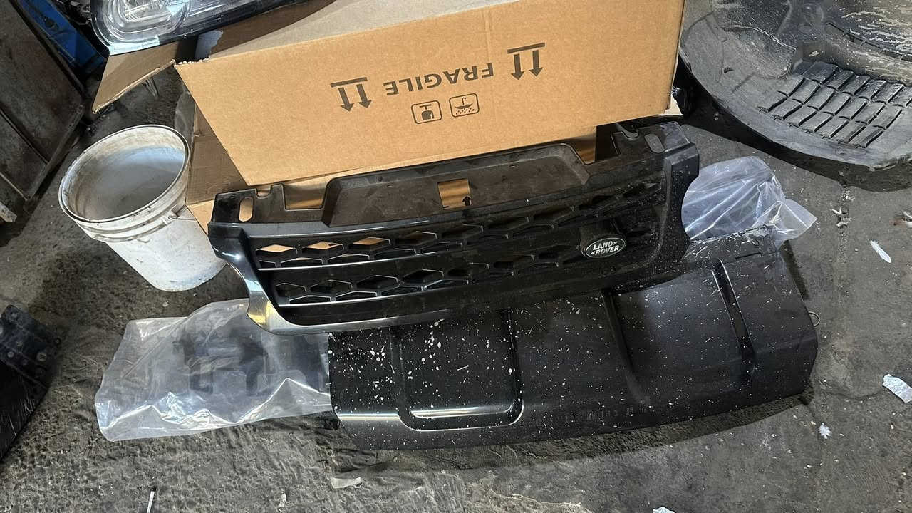 السلام عليكم ادوات رانج خليجي 2015 للبيع لايتات امامي زوج وبك لايت زوج ودعاميه امامي وخلفي مع كامل ملحقات وماسكات وبطانه وماطور زراكه مي وجاملغ ايمن وايسر 

***********
