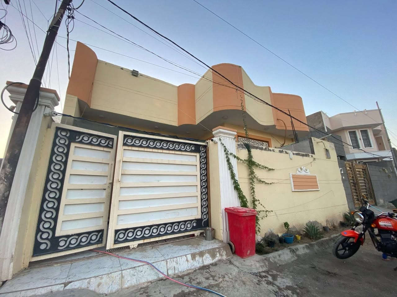 دار للبيع 
العنوان طويريج حي المستقبل
ركن مساحه 200 زراعي
طايق واحد
***********
