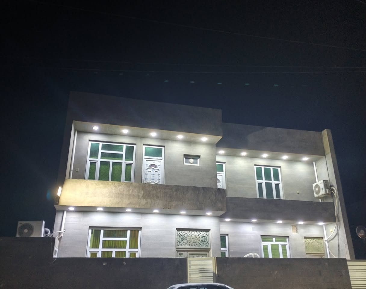 السلام عليكم دار للبيع في منطقه الزراعه الثانيه المساحه 246متر  ... الواجهة شكل مشتملات  الداخل بيت كامل 
ديوان.... كندور... هول... صاله....وغرف2.. مطبخ... مناور2... حمام داخل وخارج... والطابق الثاني.. غرف 2وصاله وحمام.... 
للإستفسار على الرقم***********
