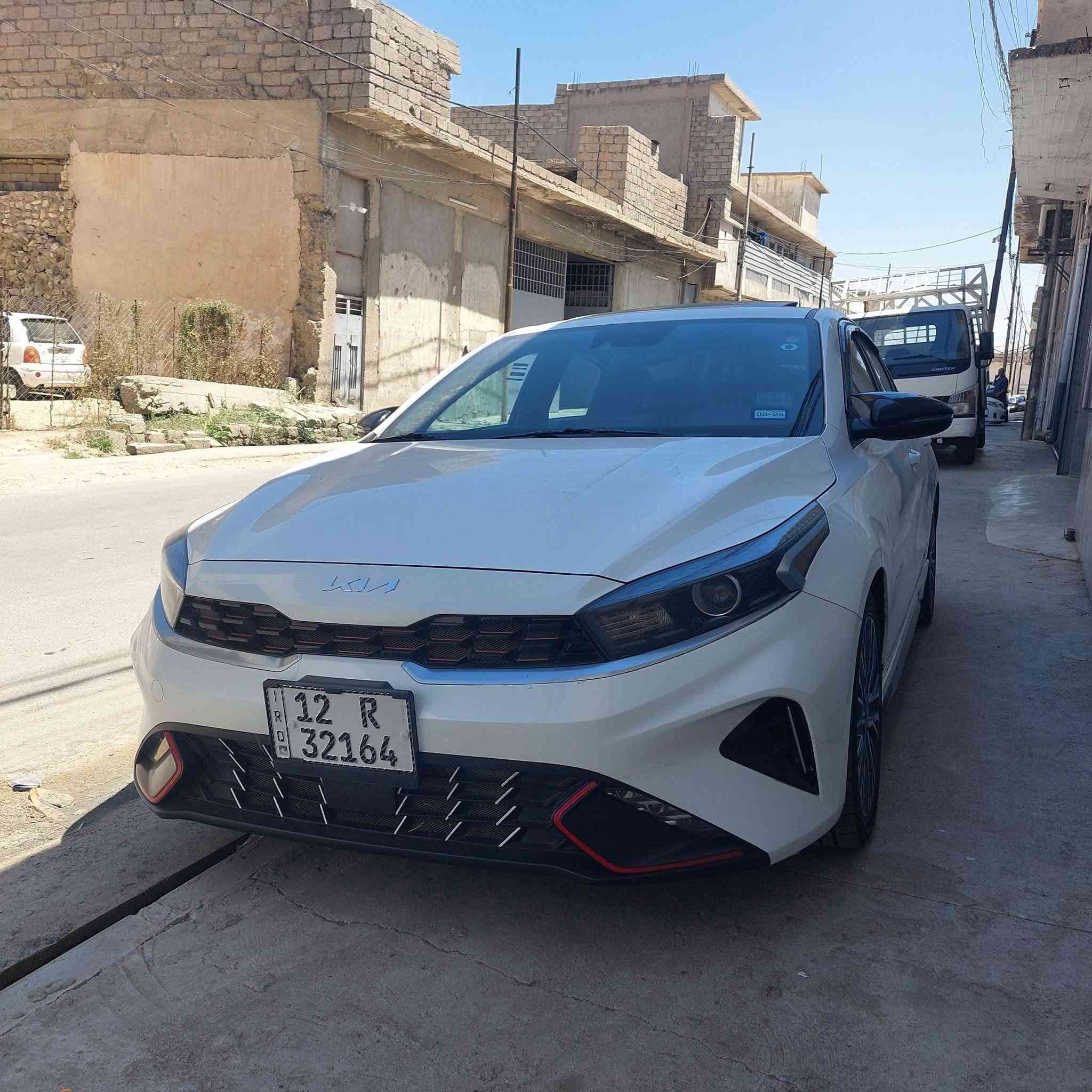 السلام عليكم 
كيا فورتي جي تي لاين للبيع السياره فول  مواصفات ١/١  
محرك  شرط٢٠ دوش وكير سيفيتي. ماشيه ٤١ 
السياره كود واحد الضرار بل بابين ومصلح ما مبدل بيها اي شي والصور الضرار موجوده مع السونر 
مكان السيارة موصل 
السعر ١٦٥ 
***********
