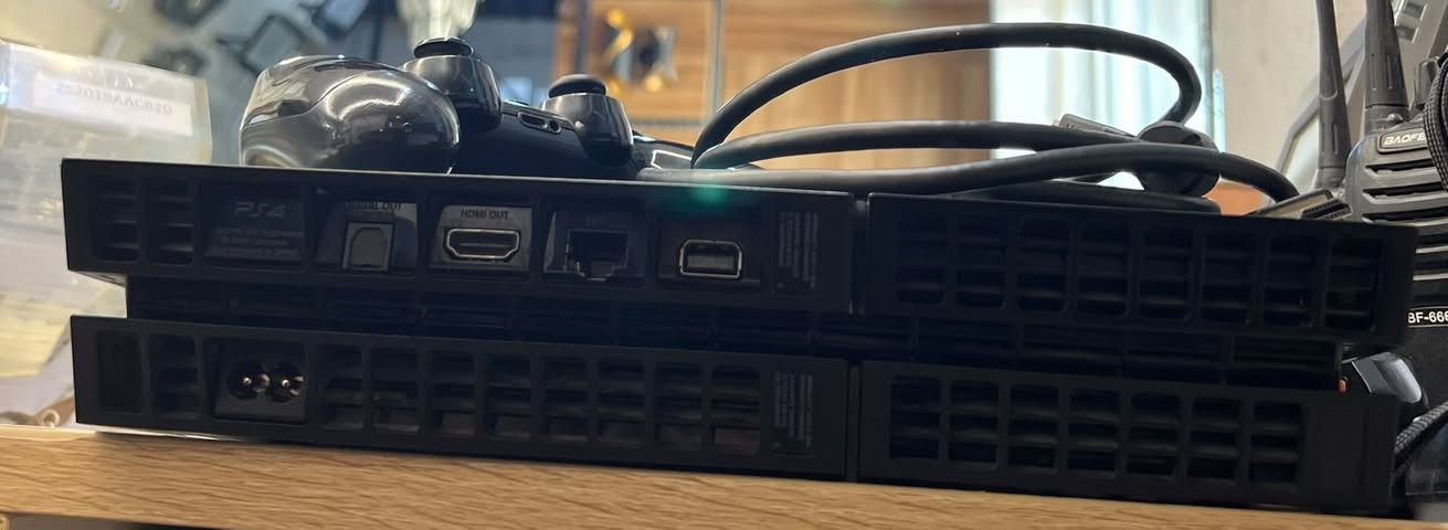 PlayStation 4 Fat

* موديل: CUH-1116A
* سعة: 500GB
* الجهاز نظيف جدًا وحالته ممتازة.
* لم يُفتح نهائيًا من يوم الشراء (حتى للتنظيف).
* جميع المنافذ تعمل والجهاز شغال بدون أي مشاكل.
* ملحقاتة جوستكات اثنين اصليات مال شركة مع البلي اخذتهن
مع واير HDMI وكيبل شحن اصلي مال شركة
* السعر : 250 الف وقابل للتفاوض
متوفر توصيل لكل المحافظات
للتواصل واتساب ***********

