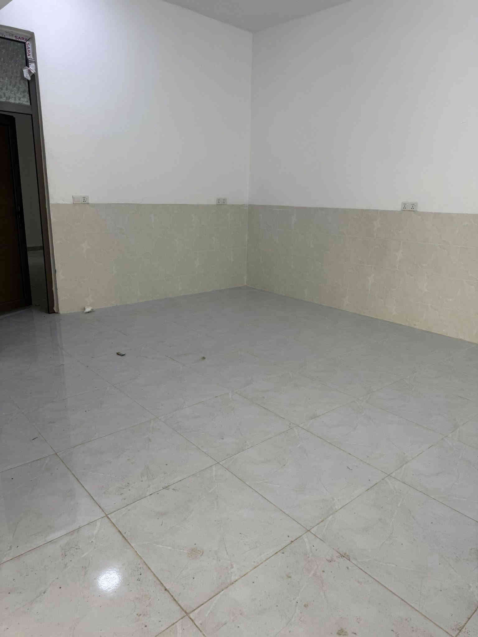 سلام عليكم دار لليجار تقاطع القدس خلف جامعة الرافدين غرفتين نوم صالة استقبال مطبخ حديقة داخلية حديقة خارجية كراج سيارة ٢٠٠متر ***********
