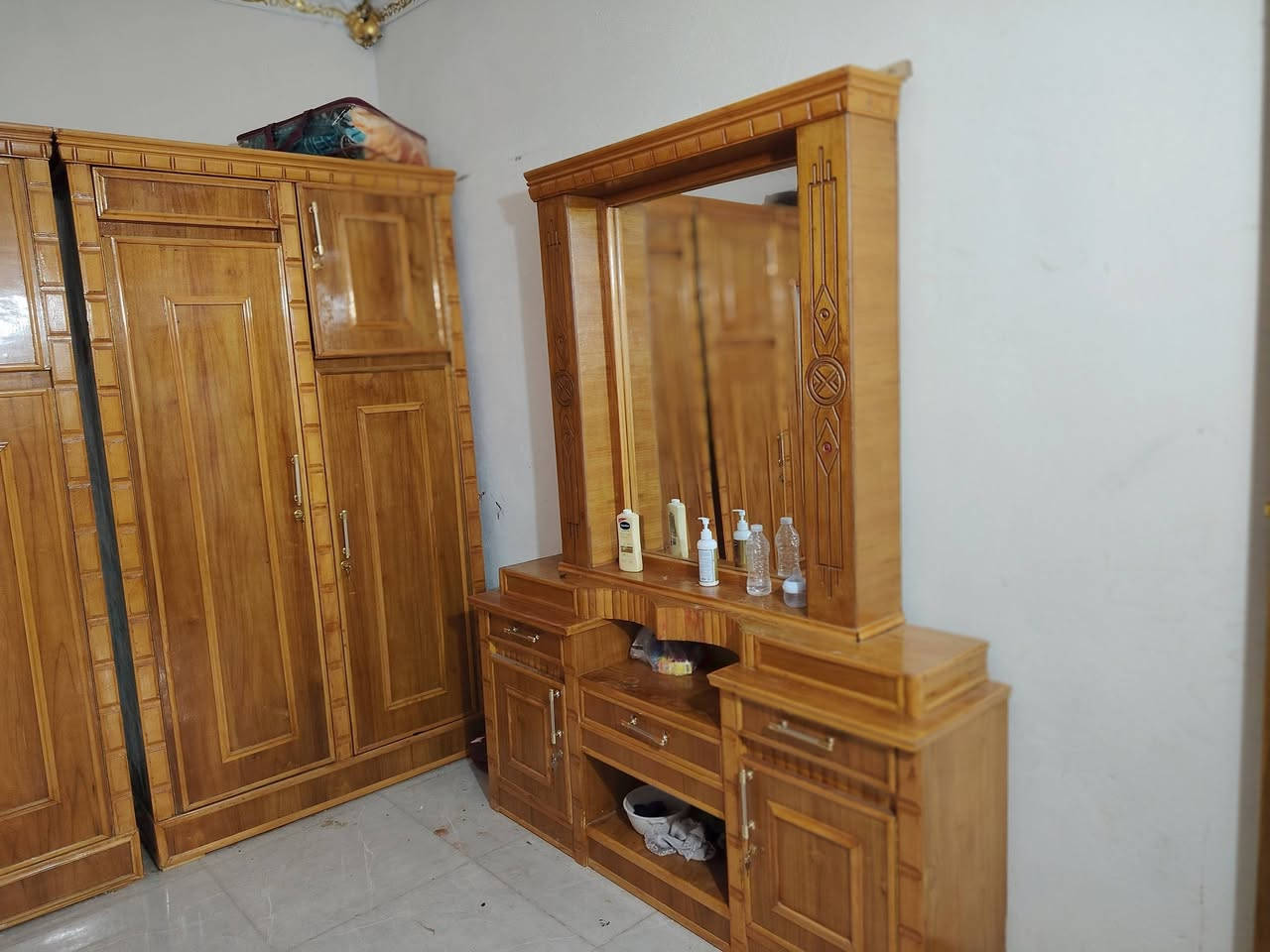 غرفه تسكام جديد صارلها شهرين للبيع مامستعمله غير شهر واحد صاج ثقيل درجه اولى مسكمها مليونين ونص مثل ماشوف نضافتها
***********
