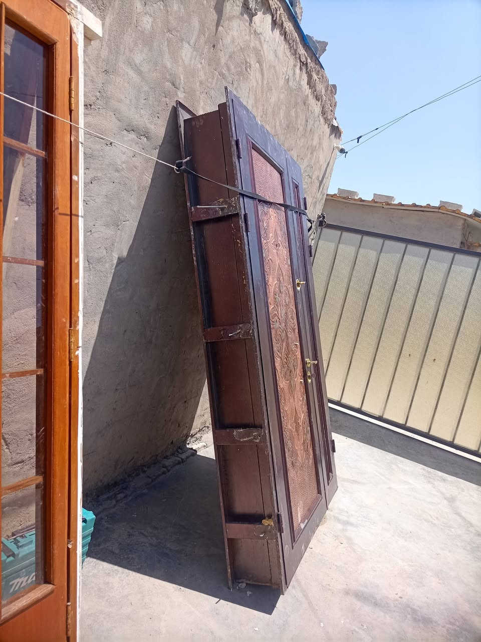 السلام عليكم عندي باب قاصه درجه اوله تفصال حديد قوي نضيف العرض 140والطول 240السعر250الاتصال على الرقم ***********
