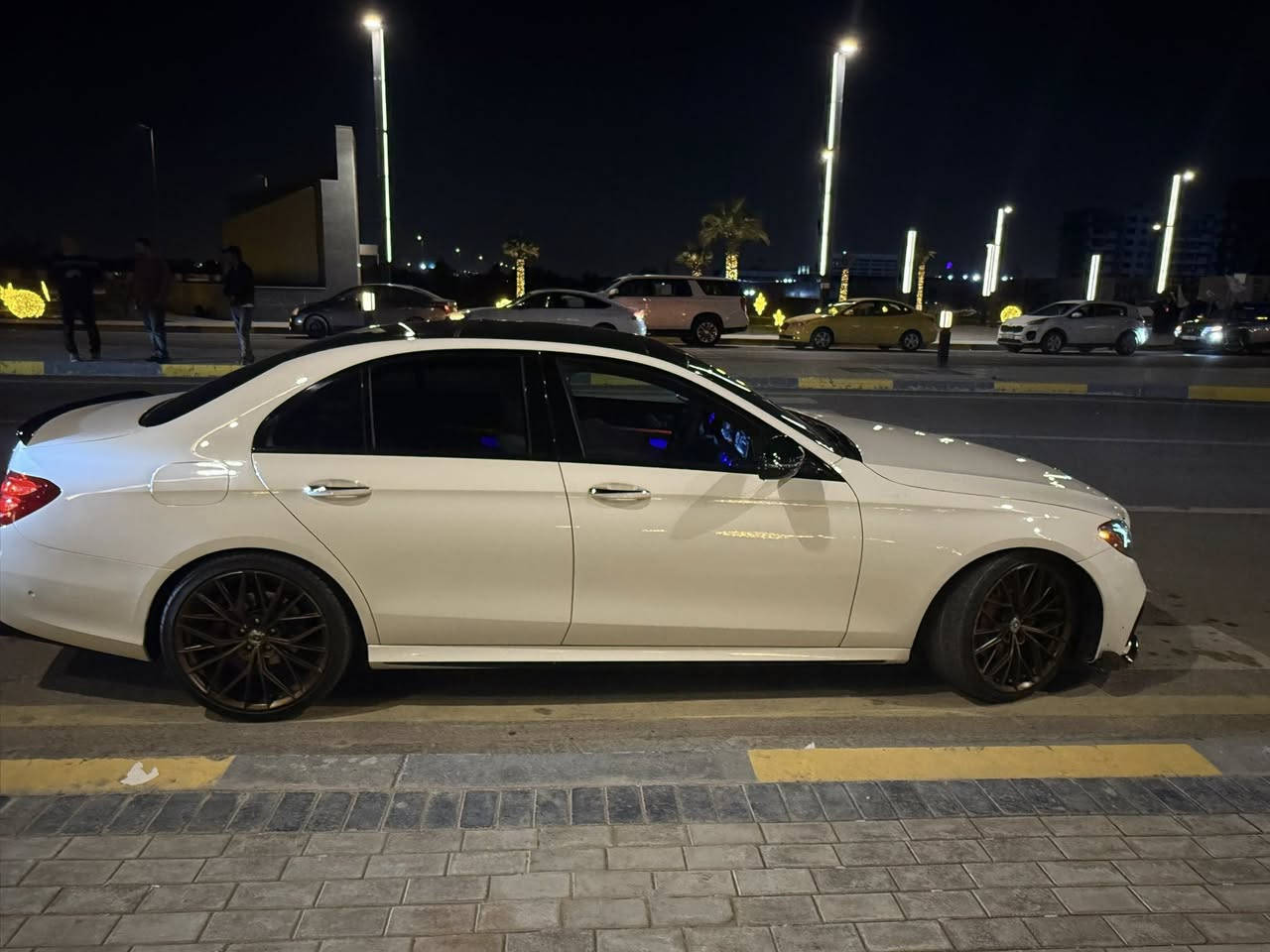 سلام عليكم E350 موديل 2020 

للبيع او مراوس 

مواصفات السياره :
داخل ابيض كريمي ودشبول قهوائي 
داخل دزاين SCLASS بيانو مو عادي ولا خشب 
سماعات برومستر 
فتحات تبريد ليد 
ويل HR 
عليها كت بالكامل AMG
فتحه بانوراما فصين 
دخول ذكي 
حساسات رادارات كامره خليه 
خمس وضعيات قياده 
جنطه كهرباء عال رجل 
وبعد بيها هواي مواصفات 
سعر السياره 335$
الاتصال : ***********
