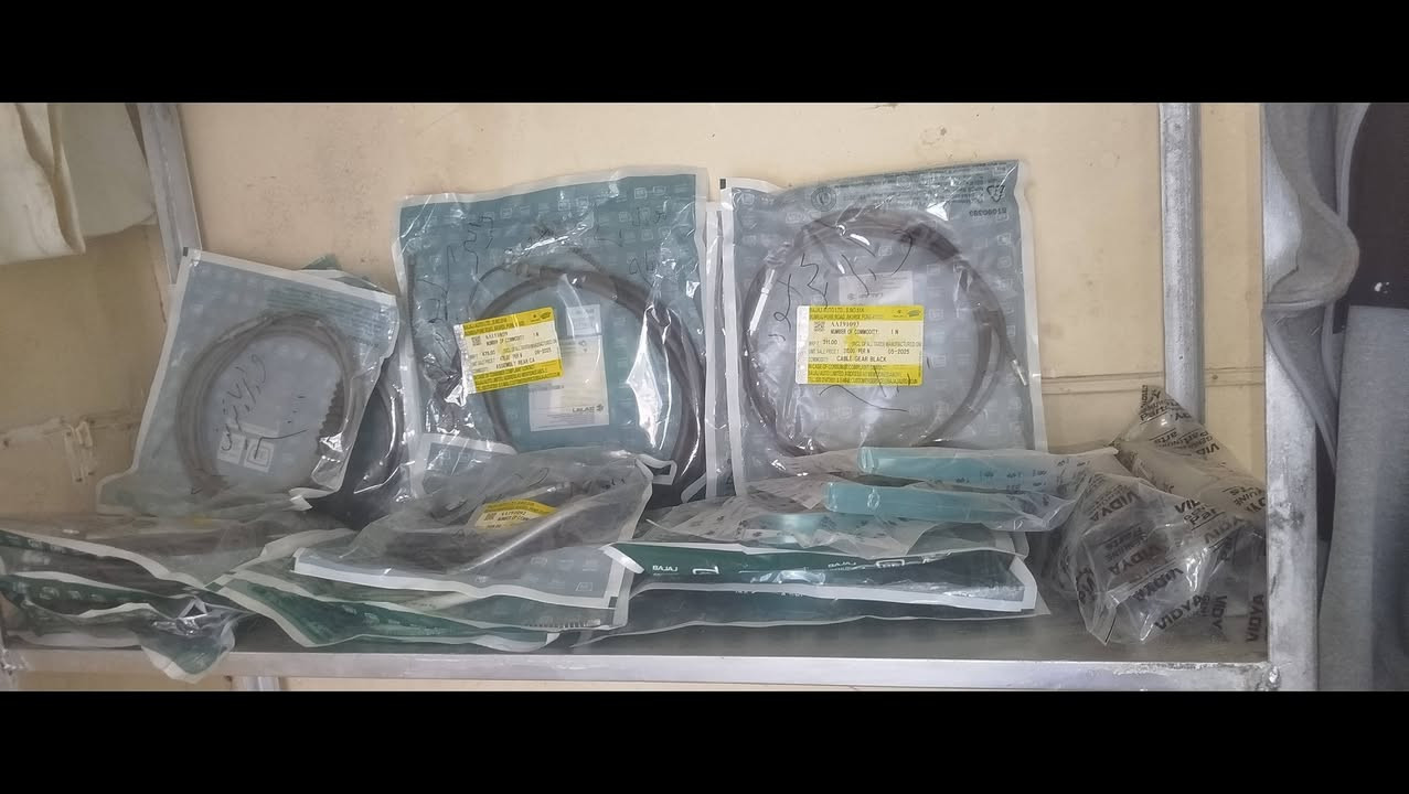 سلام عليكم شباب اغراض محل جاهزه للبيع مع ال دكاسن (الرفوف) سعر جمله ابيع الكل التفيده  الاغراض يتواصل خاص رقمي ***********
