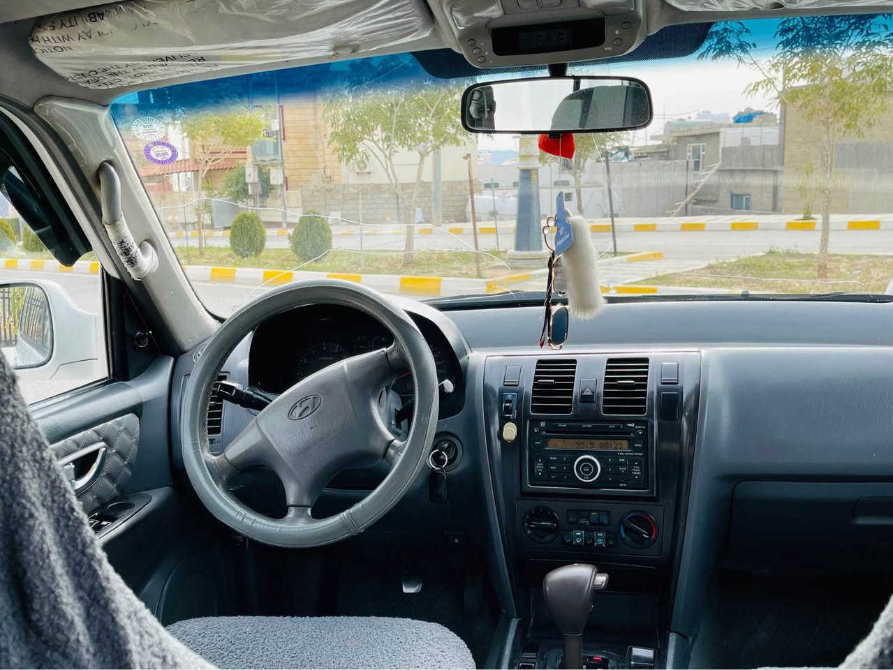 تریکان ٢٠٠٣
ئاڕمی پلاستیک هەولێر  بە شەرتی ياڕم و ئەوەلیات
بەیانی بیکە بە ناوی خۆتەوە
مەکینەی ڤیڤیتی ٣٠٠٠ لەسەرە گێڕ ئۆتۆ ماتیک
٢ بست ساردی هەیە
تەبرید ساردی و گەرمی بە شەرت هەمو گیانی مەزبوتە
پێرێ ڕۆنی گۆڕاوە و مەسروفی هیچ تیا نیە
بێ تەقەو ڕەقە بە شەرتی هەمو شتێک
سعری ٦٨ و شتێک مەعمەلە
لە دەربەندیخانم
*********** دار بنديهكان, السليمانية
