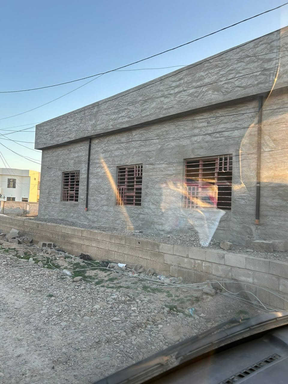 السلام عليكم ورحمة الله وبركاته    هيكل  للبيع زراعي مساحة القطعه ٣٥٠ البناء ١٧٠ متر يتكون من ٢ غرف نوم مطبخ وهول وربعه وصحيات خارجيه وداخليه هيكل كامل من خارج لبخ ناعم مال صبغ شبابيج هم شادله مسس مي مجاري كامل كهرباء مسس بيع مستعجل الشراي شوف عين بل صور هيكل كامل سيراميك بل طرمه مشمور السعر خاص للاستفسار على الرقم وحياكم الله المكان العلم روتانا ***********
