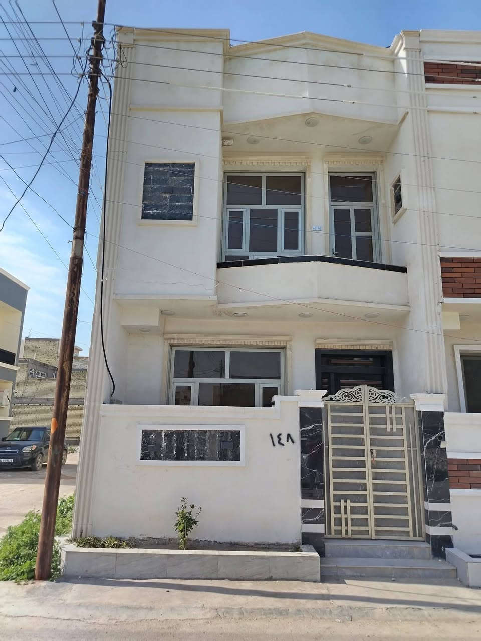 السلام عليكم يوجد لدينا دار للبيع  ركن  مساحه 50 متر واجهه 5ونزال 10 يحتوي على ستقبال +مطبخ +غرف نوم عدد 3+حمامات عدد 2 ألبيت بناء حديث جميع الخدمات موجوده ماء وتبليط وكهرباء نوع الملك طابو زراعي سند 25اقرار محكمه وتنازل شركة عرض الشارع 10 متر ألبيت مدخلين العنوان بغداد الدوره البوعيثه مجمع عدل الأول  الاستفسار اتصل على هاتف *********** /***********
