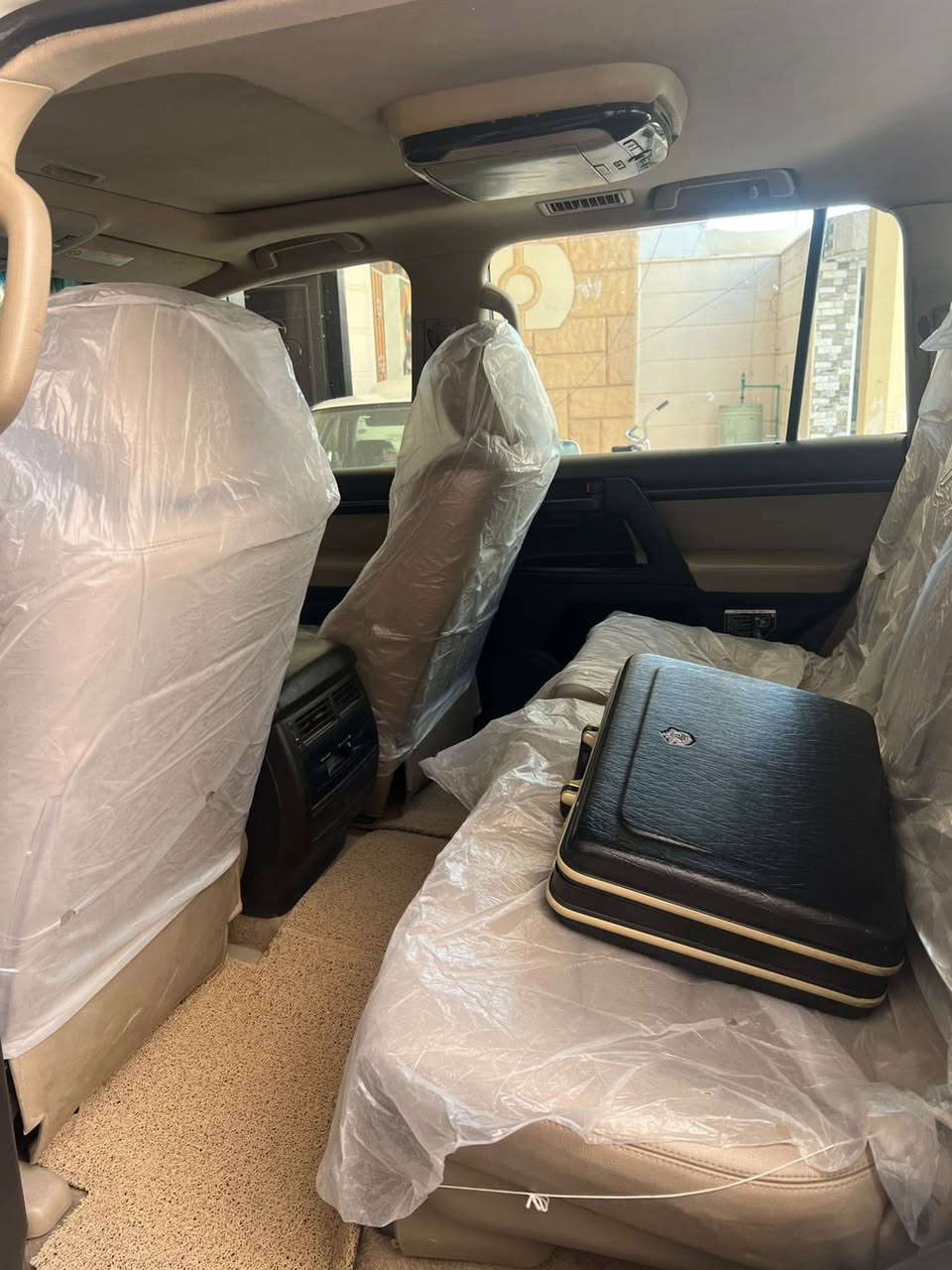 السلام عليكم 
للبيع او مراوس حسب القناعه
لاندكروز  GXR
موديل 9 دعاميات 13
بدون ضرر بدون صبغ 
فول مواصفات 
شاشه بالقماره 
فتحه سلايد 
داخل كريمي
وباقي مواصفات الGXR
سياره نظيفه بدون اي نقوصات
بيه تقشر بالصبغ بداية القماره جان عليه فابلون مده طويله 
السياره جاهزه بدون نقوصات 
رقم بغداد 4 فئات تحويل مباشر
السعر ب280$
مكان السياره الصويره
واي استفسار اني حاضر

***********

***********

( محمد الصعب )
