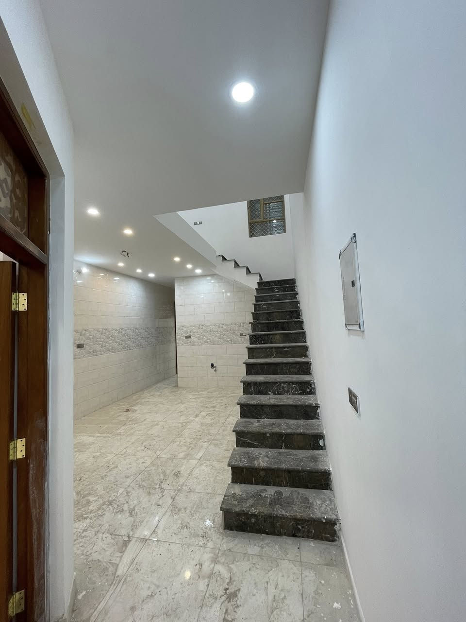 � دار للبيع – منطقة سكينة / مقاطعة 2/9
✨ البيت جديد وغير مستعمل

🔹 المساحة: 100 متر
🔹 سنة البناء: 2025 (بناء حديث)
🔹 عدد الطوابق: طابقين

🔸 توزيع الدار:

▪️ الطابق الأرضي:

 • استقبال
 • صالة
 • غرفة نوم
 • مطبخ حار وبارد

▪️ الطابق الثاني:

 • غرفة نوم
 • صالة
 • حمام
 • سطح شتايكر

🔸 المواصفات والتجهيزات:

✔️ حمام خارجي إضافي
✔️ صحيات كاملة درجة أولى مع الضمانات
✔️ أرضيات بورسلين أفضل نوع
✔️ درج مرمر درجة أولى
✔️ إنارة حديثة مع ضمان 10 سنوات
✔️ سخان ماء مع ضمان 5 سنوات
✔️ تانكي ماء عدد 2
✔️ أماكن سبالت دفن جاهزة
✔️ بورد كهرباء رئيسي + فرعي عدد 2 لكل طابق
✔️ كل طابق معزول بالكامل
✔️ سحب مولد مع الكهرباء الرئيسية

📍 موقع ممتاز وتشطيب راقٍ، جاهز للسكن فوراً.

📞 للاستفسار والمعاينة:
***********
