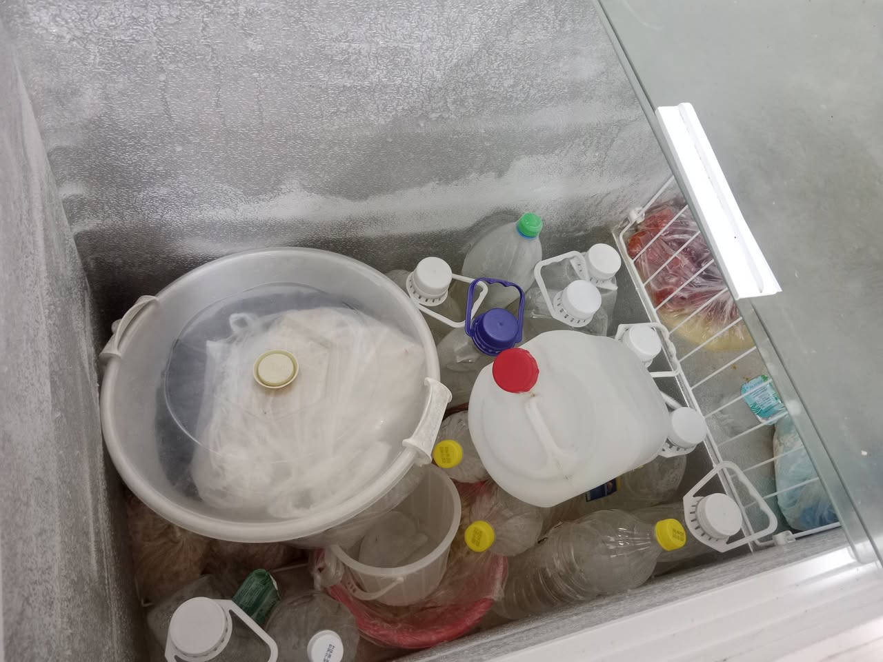 مجمدة للبيع نظيفه تجميدها فوول ماداخلة تصليح نوعيه راقية طولها متر وربع مكاني الخصيمة مكلفة بلنشر السعر 300 وبيها مجال عربانه تسوق جديدة السعر 15 وحافظه ثلج تنفع بالمناسبات سعرها 10 لااستفسار اكثر  الإتصال بلرقم ***********
