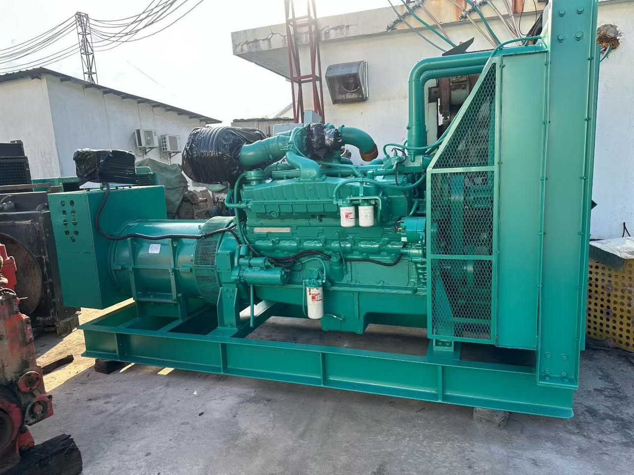 Cummins VT28-G5 
706KVA


**إذا كنت صاحب هذا الإعلان وتريد حذفه لأي سبب، رجاءا أرسل رسالة إلى الدعم الفني**