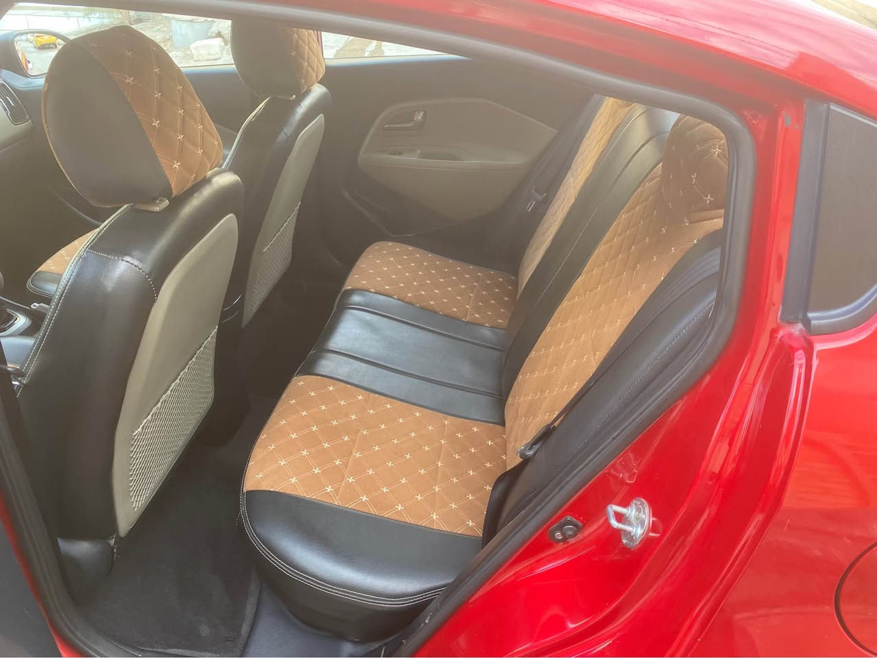 السلام عليكم 
للبيع كيا ريو 2016 خليجي رقم بغداد بيها حادث باب السايق ومعدل على البارد 
محرك 1.600 ابو دبل قطاره
اللون احمر 
مكينه كير بحاله جيده جدا 
كهربائيات شغاله
الشاشه عمل
كامره خلفيه عمل
اشاير بالمري
مري قابله للطي كهربائي
السعر المطلوب 98 ورقه وقابل للتفاوض 
للاتصال على الرقم *********** بغداد, العراق
