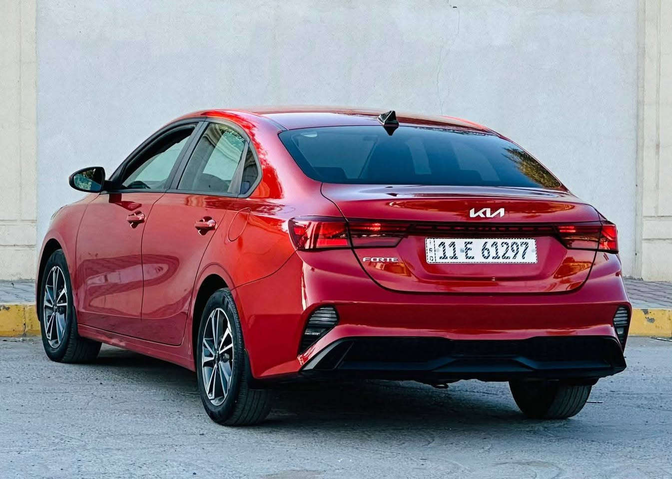 السلام عليكم كيا فورتي موديل  2023  رقم بغداد حره بسمي تحويل نفس اليوم مواصفات نص فول LX لون مشمشي مميز محرك دوش المرغوب حجم الفين حادث السيارة كما موضح سطحي بدون دواخل بدون لغد بشرط  ايرباك راجع اصلي شركه  بنيد  امبدل اصلي نفس اللون  والدعاميه اصليه نفس اللون  يعني السياره بدون قطرة صبغ مكفوله كفاله عامه من الصبغ وين ميعجبك افحص   العنوان بغداد شالجيه لمعرفة السعر  الاتصال  على الرقم 
***********
