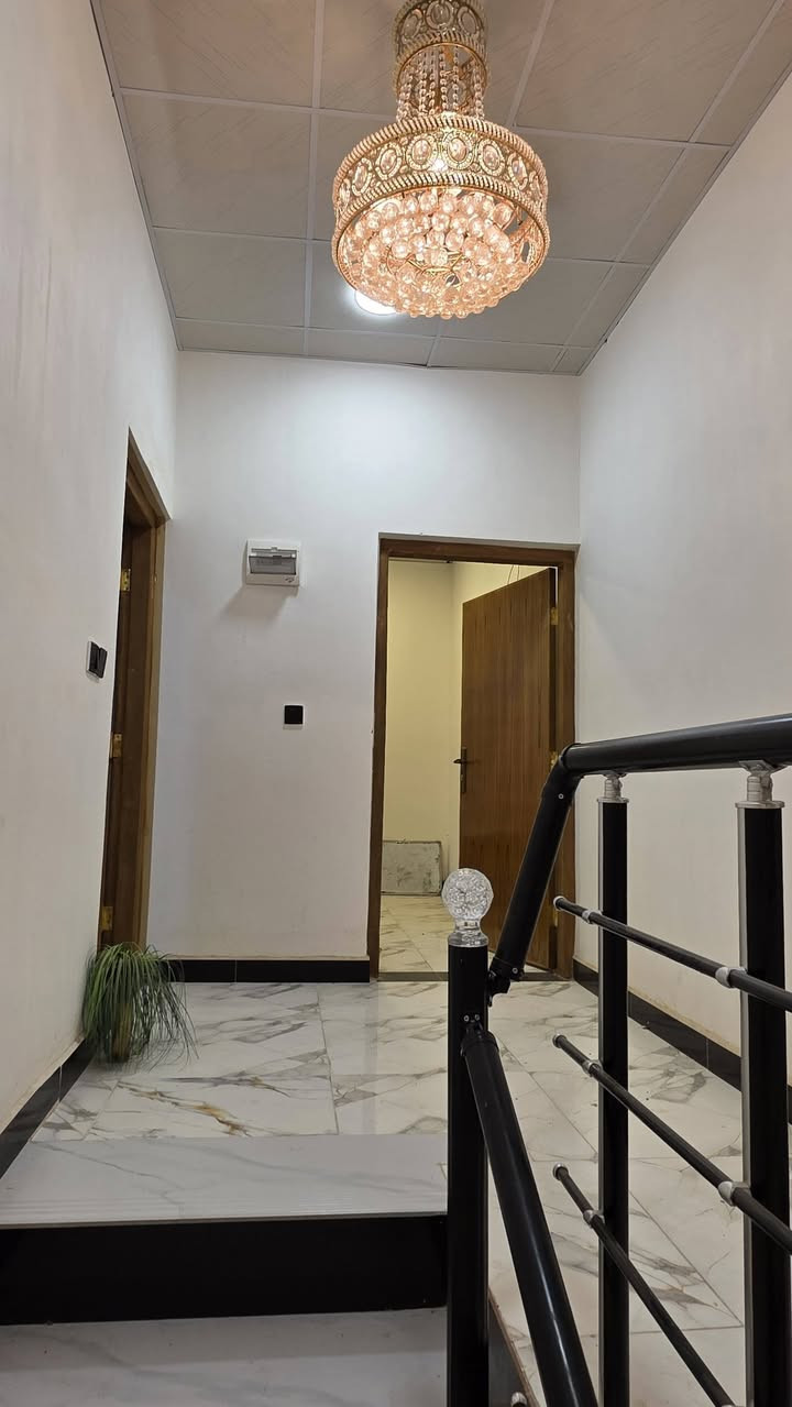 🔸️يعلن مكتب عقارات اطراف البصره🔸️
***********

عن بيت للبيع مساحته١٠٠متر طابقين
في شط العرب  شارع الصقر
_    جميع الخدمات متوفرة مدارس  مستوصف ماء كهرباء شارع ١٠متر تبليط بناء٢٠٢٥
 
🔹️السعر  ٨٠وبي مجال🔹️

التفاصيل:٤ غرف منام وصاله ومطبخ  واستقبل وصحيات 
 
■طابو صرف زراعي بأسم عراقي ■
&بناء بلوك درجه اولى  بناء حديث& 

عنوان// المكتب  عقارات أطراف البصره شارع العام ركن الفيروزيه
الاستفسار 
متوفر واتساب***********
