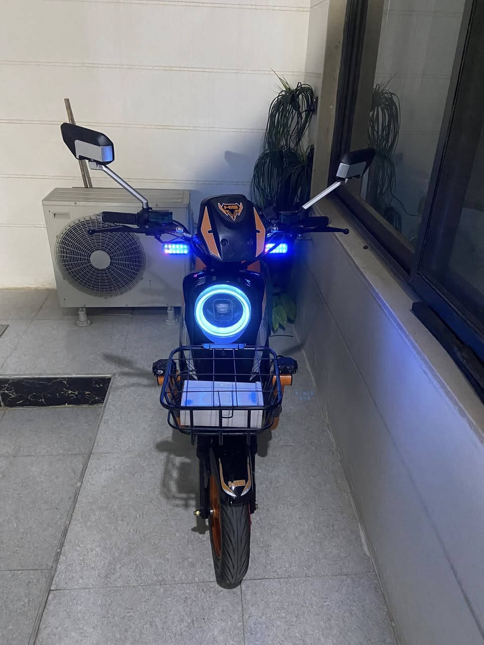 سلام عليكم دراجة شحن للبيع  زيرو صفر شخط واحد مابي مواصفات بطارية ليثيوم خمس بطاريات سرعة 120  بلتوث  نشرات  سعر 580 وبي مجال للطيبين. عنوان كركوك روناكي رقم ***********
