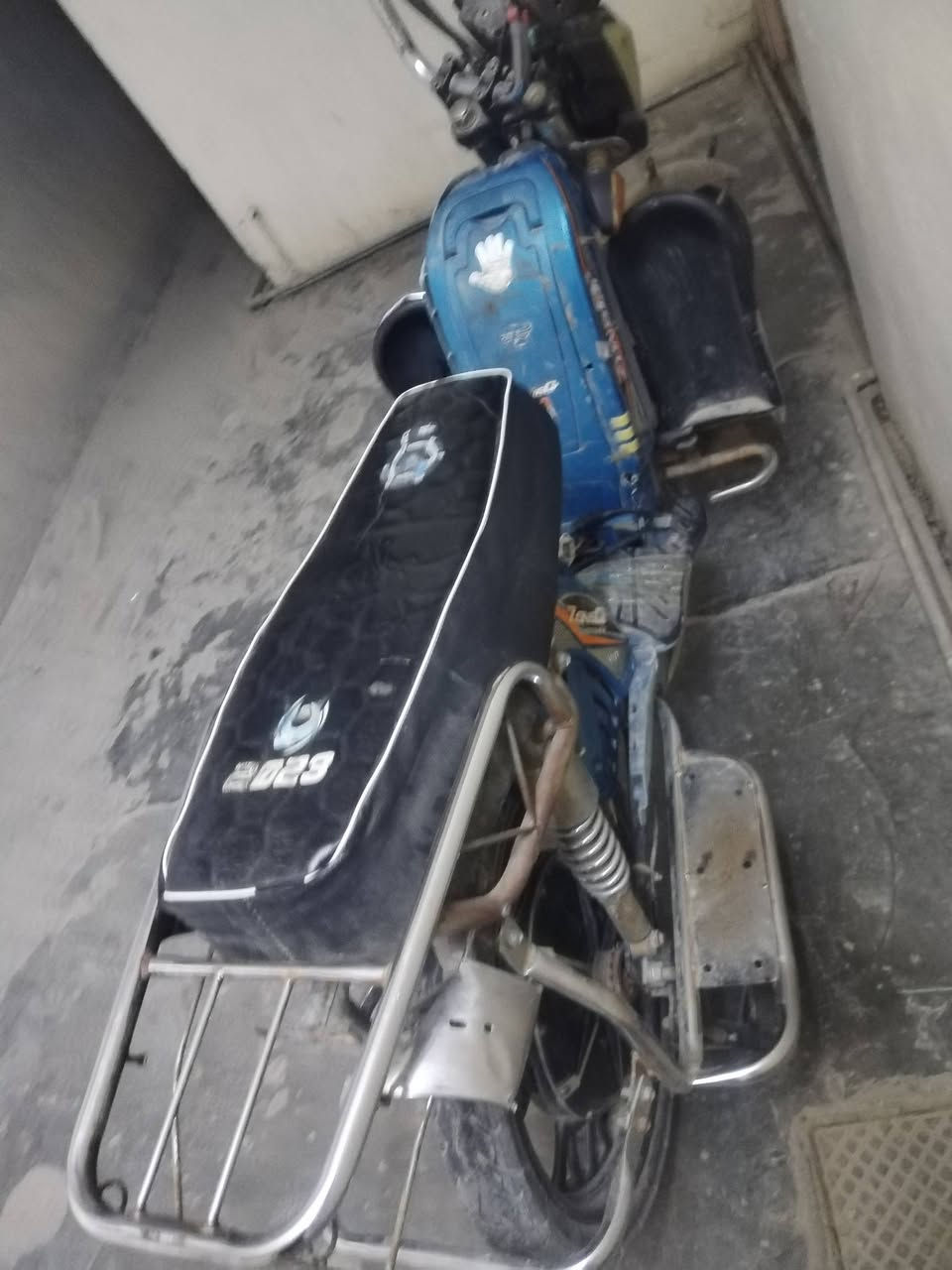 سلام عليكم موطور شحن بطاريات يقرن 6 كهربايات شغالات سعر 200 تواصل واتساب ***********
