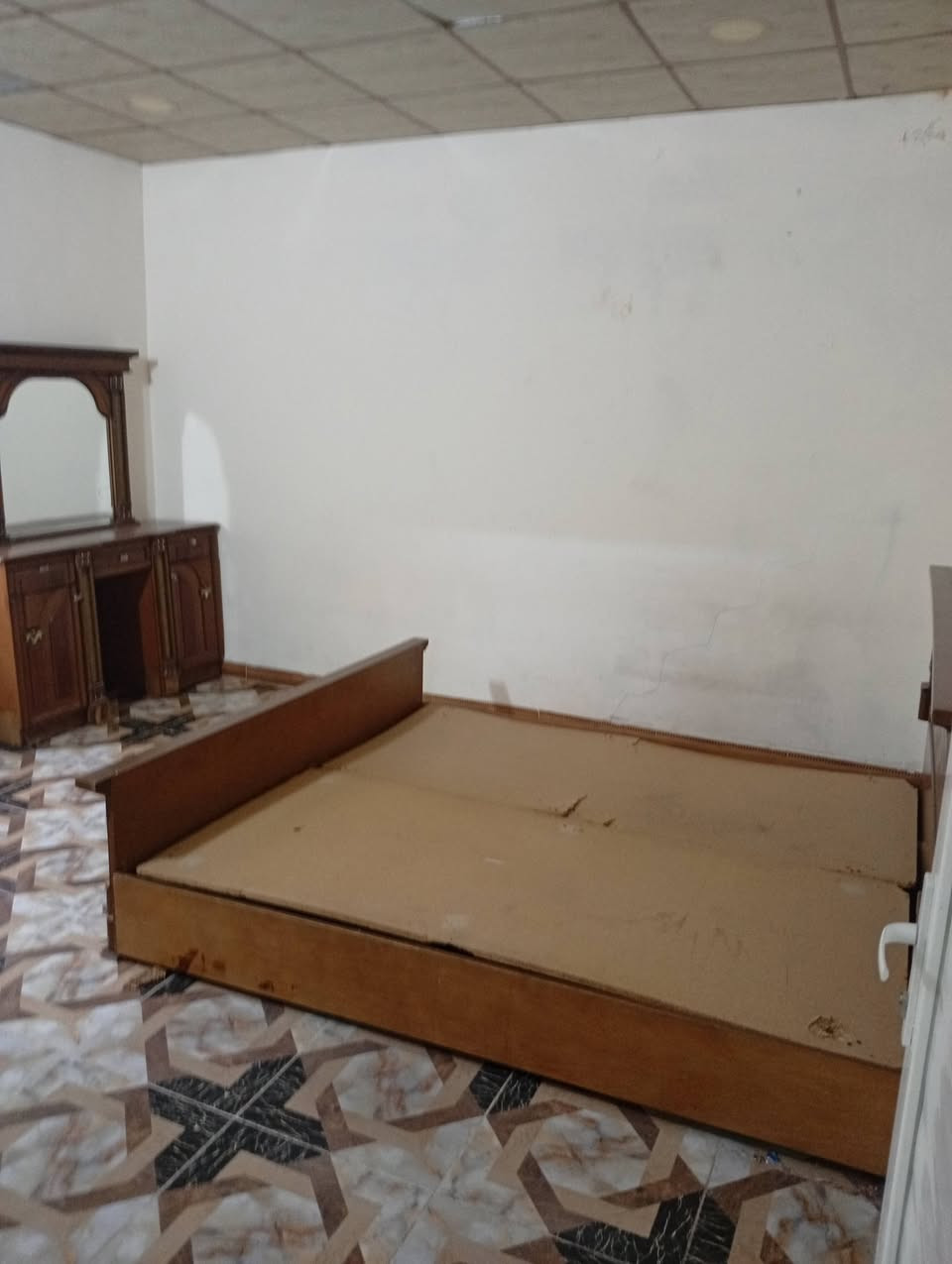 شقه للايجار 
طابق ثاني فول سيراميك تحتوي على ثلاث غرف نوم ومطبخ وصحيات الموقع منطقه ال55 على الشارع التجاري مقابل دوميز ومقابل. الملعب الخماسي 
للاستفسار الاتصال على الرقم ***********
