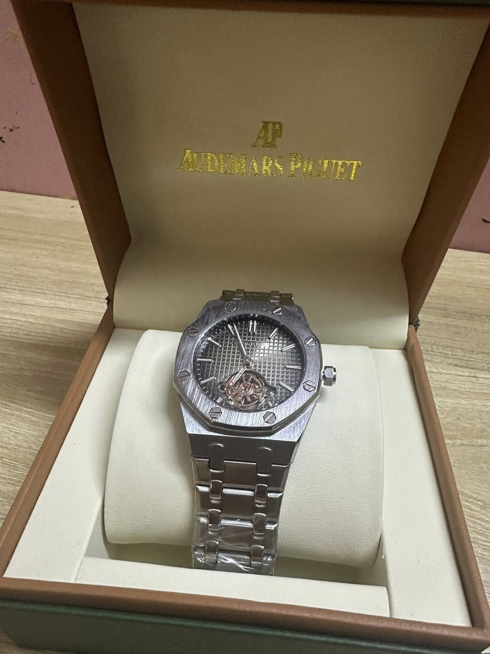 تصميم فاخر لعشاق الفخامة 👑
🔹 مكينة أوتوماتيك (تشتغل بحركة اليد – بدون بطارية)
🔹 ضهر كشف – تشوف المكينة بالكامل 😍
🔹 هيكل تيتانيوم قوي وخفيف بنفس الوقت
🔹 وزن ثقيل وإحساس فخم باليد 💪
🔹 زجاج مقاوم للخدش (سافاير)
🔹 لامينوس يضوي بالظلام 🌙
🔹 ستايل سكليتون (Skeleton) يبين التفاصيل الداخليه
60 الف مع توصيل


**إذا كنت صاحب هذا الإعلان وتريد حذفه لأي سبب، رجاءا أرسل رسالة إلى الدعم الفني**