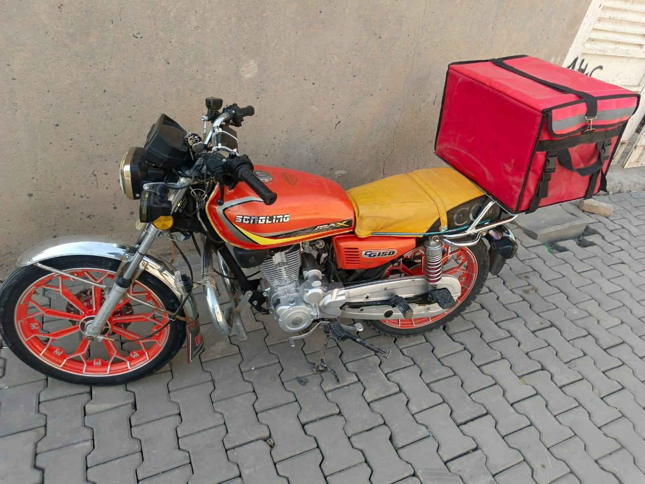 سلام عليكم
دراجه ايراني سولنك سيفان 2024 
5 كير 150 cc 
محرك خير من الله شلعه معدل 
محرك بي خيط مال تبخير مامبين خلاص 
دراجه كهربائيات جديده 
تايرات امامي جديد 
تايرات خلفي جديد 
هورن جديد
منضومه زنون داخليه
بصمه تشغيل عن بعد 
اوراق كامله 
دراجه كبل للشارع ربع مذب عليه 
العنوان بغداد الطارميه
للتواصل *********** بي واتساب 
الخاص مفتوح
