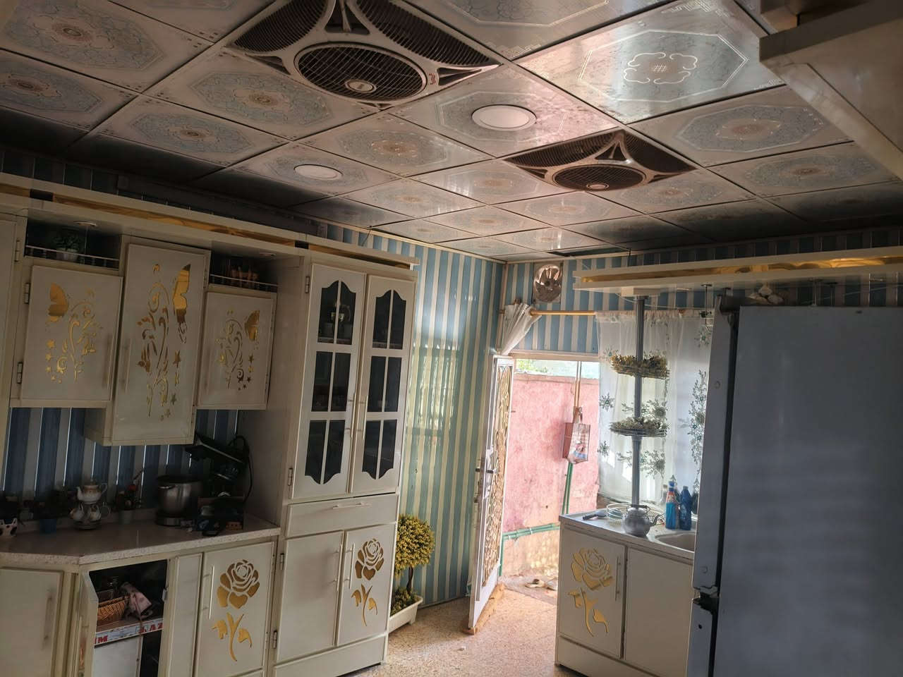 للبيع 
بيت بحي عرار مقابل متنزه الي بحي عرار ماقابل حي العسكري 
مساحته البيت 250 
مضيف 8 في 4
هول 7 في 4 
مطبخ بارد 5 في 4 
مطبخ خار 3 في 2
صحيات داخليه 3 في 3 
غرفتين نوم 4 في 5
حديقه 5 في 7
مترين ترك وره البيت او صفحه البيت 
للتواصل ‏‪***********‬‏ عماد ابو عبدالله 
@إشارة

