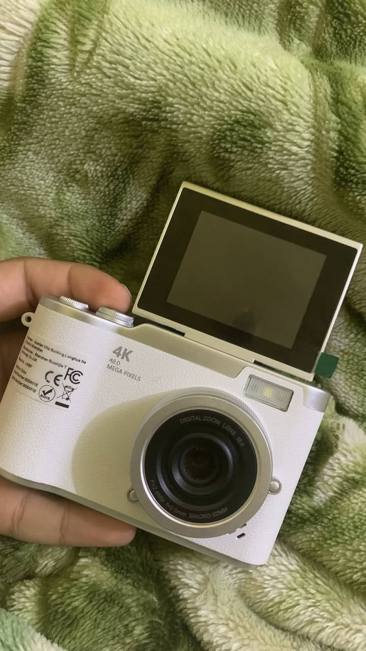 السلام عليكم.. للبيع كاميرا رقمية (Vlogging Camera) بتصميم عصري وأنيق باللون الأبيض، مخصصة للي يحب يبدأ بمجال صناعة المحتوى، التيك توك، اليوتيوب، أو يوثق سفراته ويومياته 

✨ أهم الميزات:

دقة تصوير الفيديو: 4K حقيقية تعطيك وضوح عالي.

دقة الصور: 48 ميغابكسل لتفاصيل دقيقة.

الشاشة: تقلب 180 درجة (تقدر تشوف نفسك وأنت تصور سيلفي أو فلوغ).

العدسة: تقريب رقمي 16X مع دعم ميزة الماكرو لتبين تفاصيل الأشياء القريبة جداً.

فلاش مدمج وحجم خفيف وسهل التنقل.
السعر 30 وبي مجال 
المكان ناصريه قرب المحكمه الجديده 
تواصل ***********
