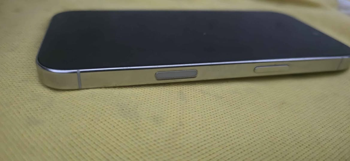 للبيع iPhone 16 Pro أبيض سعة 128GB، نسخة SIM. الجهاز بلادي نظيف، غير مفتوح ولا داخل صيانة، وجميع القطع الداخلية شغالة طبيعي بيه كسر بالزجاج الخلفي مثل ما مبين بالصور، وأكو نقطة صغيرة بالشاشة ما تأثر على الاستخدام الجهاز مقفول Cloud ويباع بحالته الحالية.

السعر 675 ألف قابل للتفاوض.

الموقع بغداد - البياع.

للتواصل *********** بغداد, العراق
