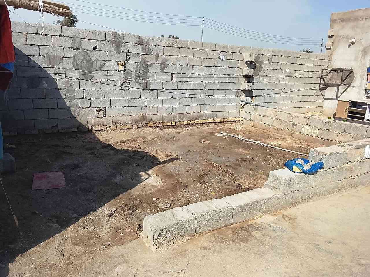 السلام عليكم بيت للبيع المساحة 300 غرفتين وصاله وصحيات وصاله وديوانيه مستقبلاً العنوان على طريق شياع الرقم *********** السعر 28 وبي مجال
