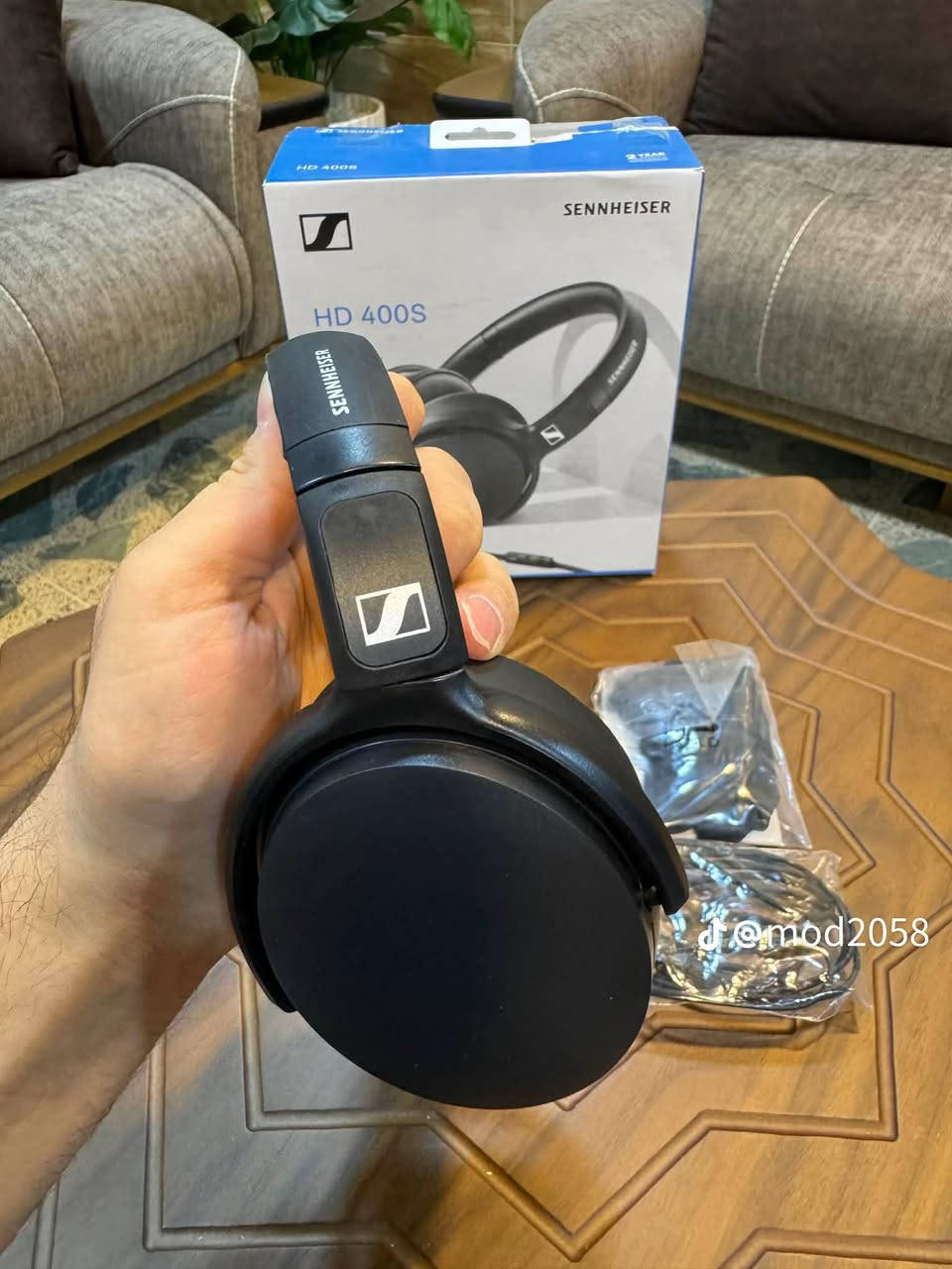 ⸻

🎧 سماعة رأس سنهايزر HD 400S

تتميز سماعة Sennheiser HD 400S بالخصائص التالية:

🔹 سماعة فوق الأذن (Over-Ear) 🎧 بتصميم مغلق من الخلف 🔇 لتقليل الضوضاء المحيطة والاستمتاع بصوت نقي.

🔹 تحتوي على ميكروفون 🎤 وجهاز تحكم ذكي بزر واحد مدمج في الكابل، لإدارة المكالمات 📞 والموسيقى ▶️ بسهولة.

🔹 تصميم متين وقابل للطي 🔄 لسهولة التخزين والحمل أثناء التنقل 🚶‍♂️.

🔹 توفر صوتاً ديناميكياً واضحاً 🔊 مع استجابة قوية للترددات المنخفضة (Bass) 🎵 لعشاق الصوت العميق.

السعر 45000الف مع التوصيل متوفر لجميع  المحافظات


**إذا كنت صاحب هذا الإعلان وتريد حذفه لأي سبب، رجاءا أرسل رسالة إلى الدعم الفني**