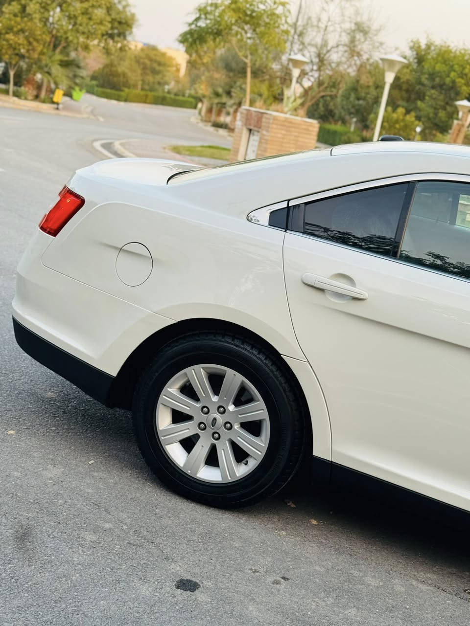 سلام عليكم 
*********** 
سعر ( 107 ) 
~~~~~~~~~~~~~~~~~~~~~
من رخصة الادمن المحترم 
اخوية اقرا تفاصيل قبل مااتخابر 
فورد تورس موديل ( 2012 ) ، رقم سليمانية  ، بدون صبغ بدون تبديل ماعدا ( مكانين كارت  ) سونار ناشرة وية صور 
.................................
محرك( 6 ) سلندر 
كير اوتو
حساس خلفي 
لايتات زنون اصلي 
جامات صفاح كهربائي شغال 
كشن كهرباء
تحكم استيرن 
اربع جامات كهربائي شغال 
كهربائياتة كلة شغال 
كود ع باب 
باتري جديد 
صدر امامي خلفي جديد 
شرط تحويل  
----------------------------- 
ملاحضة : اخوان صور سيارة بدون فلتر كاميرا عادية 
--------------------------------
مكان سيارة ديالى خانقين 🏠
