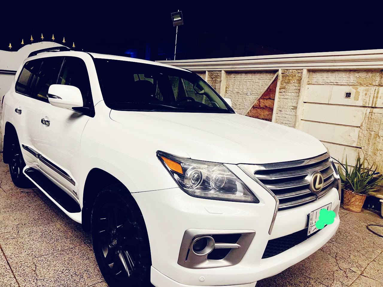 لكزز Lx570 2013 خليجي
لون ابيض سبورت داخل بيجي 
كامل مواصفات
مع رادار امامي للتوقف الذاتي
اي نقص مابيها نهائياً 
جكات تصعد وتنزل 
الكير والمكينه والتبريد والحدادية كلها مكفوله ومابيها اي مشكلة
 مابيها صبغ
فقط الدعاميه الاماميه لان صار بيها شخوط وصبغناها،
وبارد بسيط ومصلح تصليح درجه اولى بحيث ممبين اصلا
مكان السيارة بابل 
الأستفسار الاتصال برقم ***********
