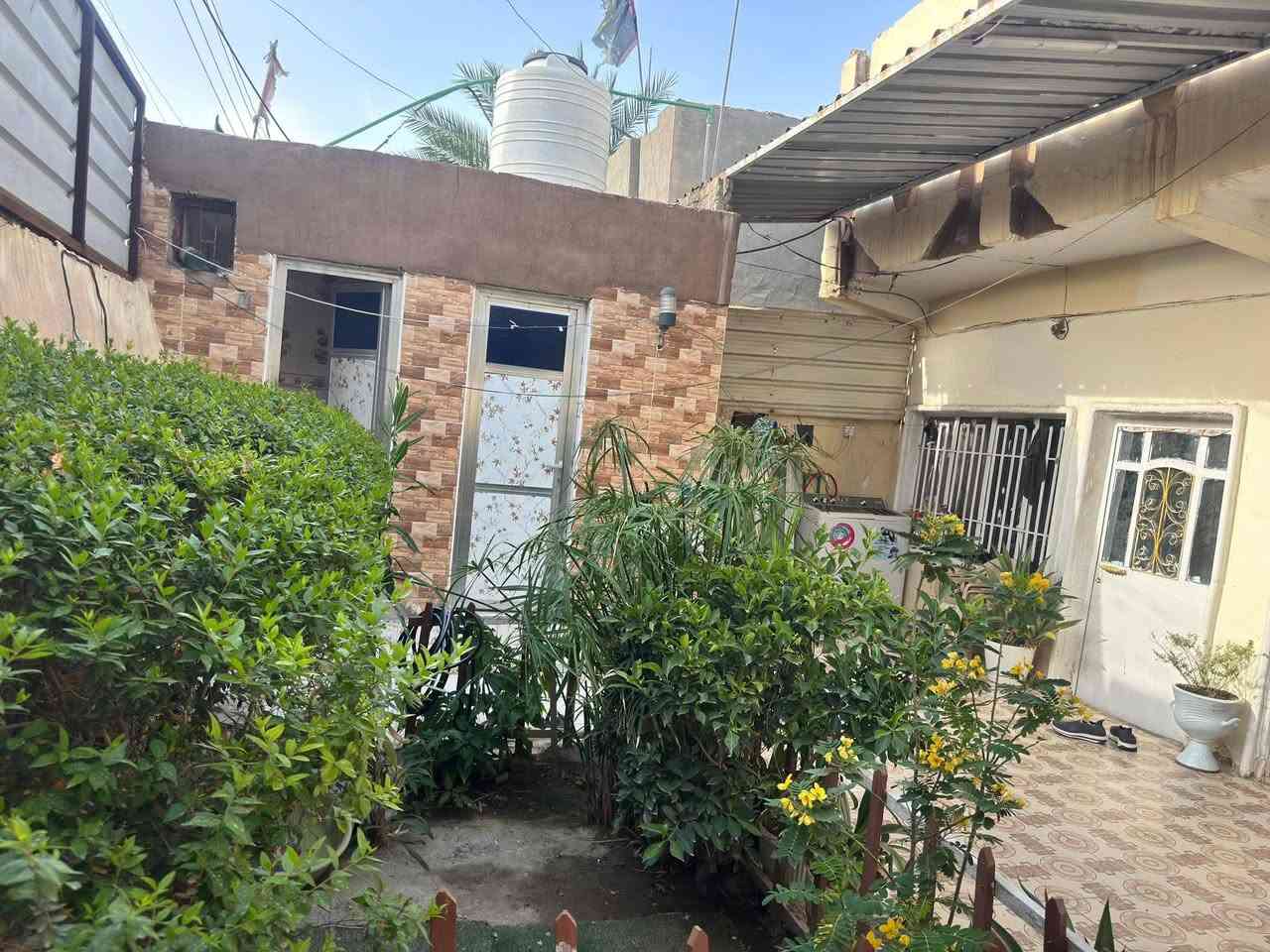 دار للبيع مساحة ٢٢٠ م طابو صرف 
الطابق الاول 
غرفتين نوم /صالة /استقبال / مطبخ / صحيات داخلية خارجية 
الطابق الثاني هيكل 
غرفتين نوم 
الموقع / الباشية خلف اسواق عباس الربيعي 
السعر ٨٠ 
*********** 
للأستفسار اكثر مراجعة مكتب الورد للعقار قرب فلكة الساعة مجاور مكتب الجزيرة مقابيل مركز الشباب
