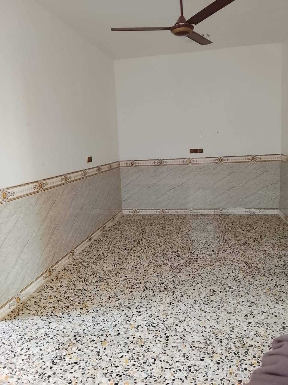 مشتمل طابق ثاني للإيجار 🏠
📍 الموقع: حي الأساتذة – مقابل المدارس
📐 المساحة: 160 متر
🔹 يتكون من:
غرفة نوم
صالة
استقبال
مطبخ
حمام
سطح
💰 سعر الإيجار: 300 ألف

📞 للاستفسار: ***********
