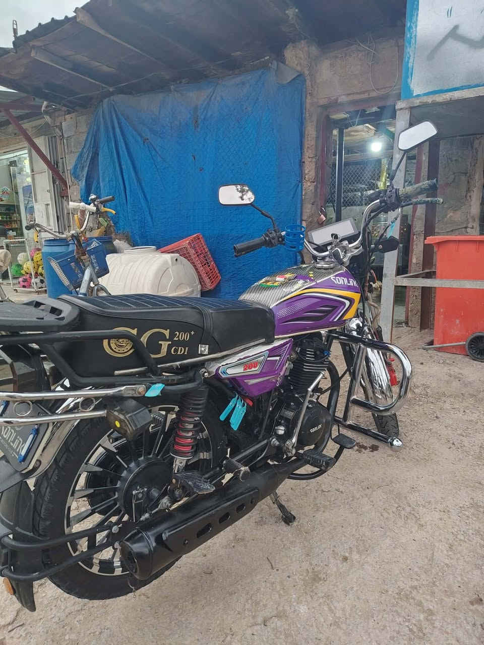 السلام عليكم دراجه موديل 25 ماممدود عليه سبانه فول مرتبه مكفوله محرك وكير مثل ما واظحه ب صوره
 السعر 825 وبيه مجال 
المكان الصقلاويه 
رقم صاحب الدراجه ***********
