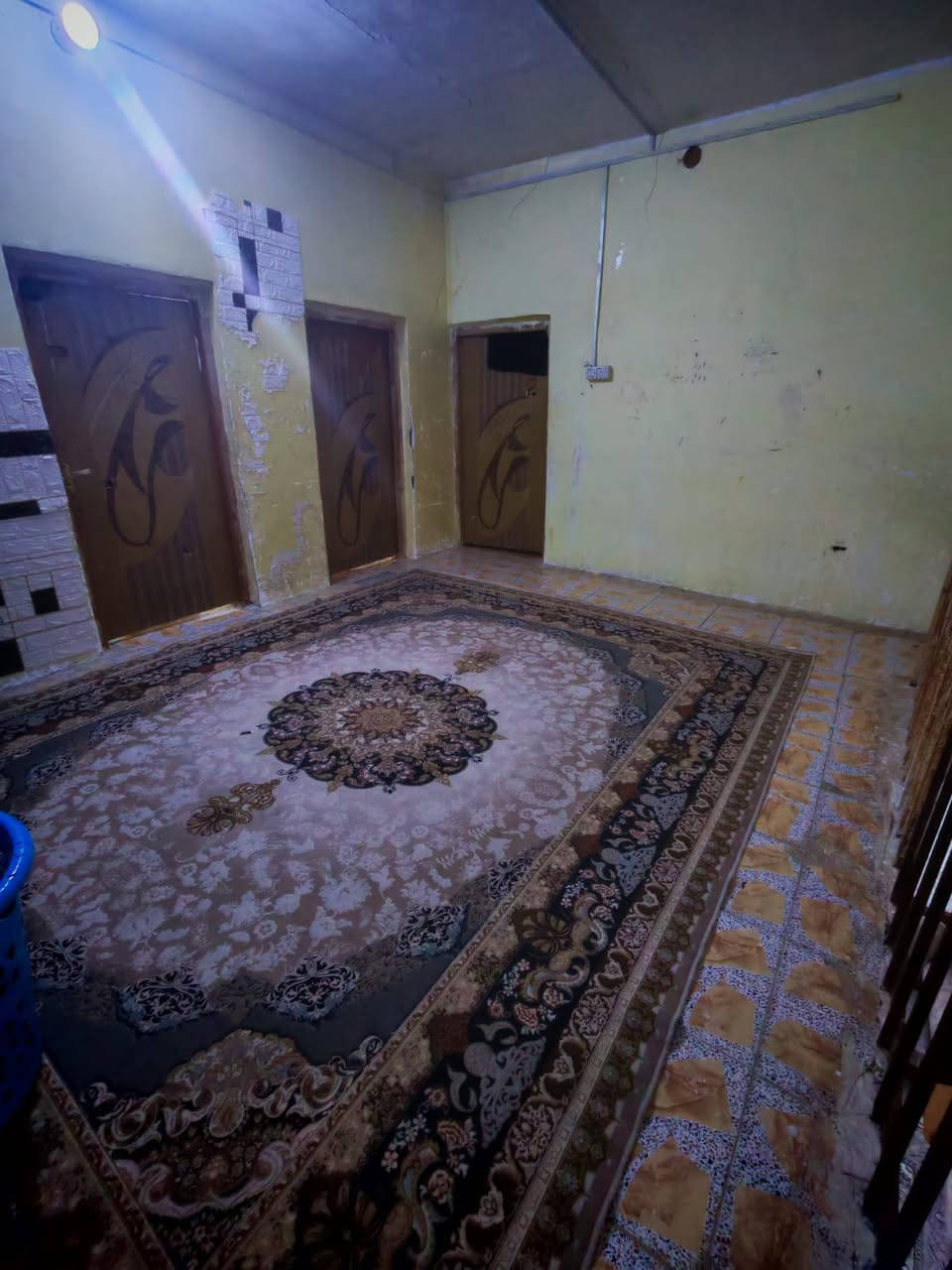 للبيع – دار سكن 🏡

📍 الموقع: خلف كراج بغداد فرع، مقابل مدرسة الابتهال
📐 المساحة: 200 م²

تفاصيل الدار:
🔹 طابقين + شقة بمدخل مستقل وباب على الشارع

🔸 الطابق الأول:
• غرفتين نوم
• صالة
• استقبال
• مطبخ

🔸 الطابق الثاني:
• 3 غرف نوم
• صالة

🔸 الشقة:
• غرفة
• مطبخ
• صحيات
• طارمة صغيرة
السعر راسلنا 
📞 للاستفسار: ***********
👷‍♂️ الدناني للعقار
بيع • شراء • مقاولات عامة
