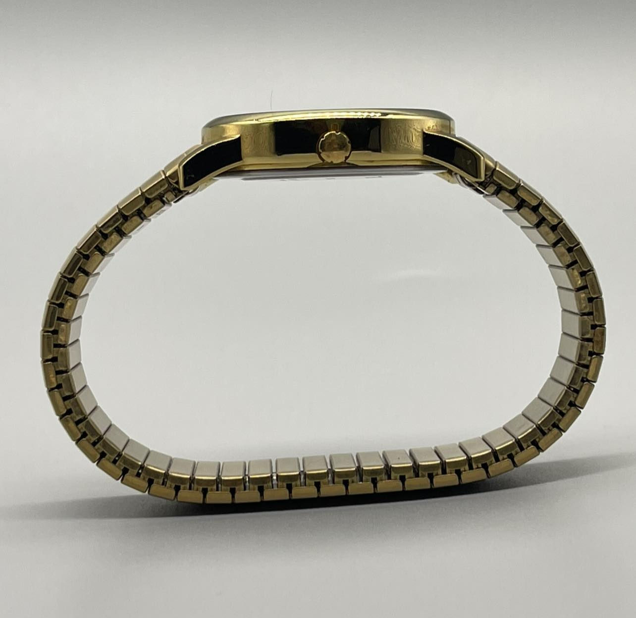 ساعه Timex EasyReader باله اورجينال نضافة 100‎%‎

قطر الهيكل 35 ملم

سُمك الهيكل 8 ملم

مينا انديجلو المضيء

الوزن 59 غرام

مقاومة للماء حتى عمق 30 مترًا

ساعه كوارتز للرجال من تايمكس مينا باللون الأبيض بنافذة للتاريخ سوار قابل للتوسيع من الستانلس ستيل هيكل بلون ذهبي من زجاج كريستالي 

———————————————-

يوجد توصيل 🚚 ( بغداد - محافظات العراق )

☎️رقم الهاتف : ***********

للحجز - دايركت
