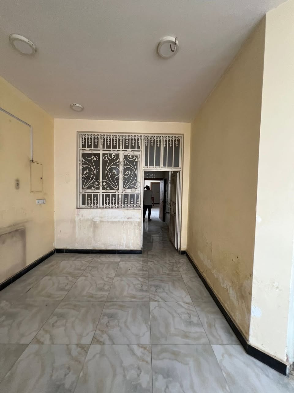 شقه سكنيه طابق حي الفرات عل شارع مباشر غرفتين وصاله ومطبخ وصحيات مساحه ١٥٠ متر سعر الايجار ٣٥٠ للاستفسار *********** او مراجعه مكتب الماس
