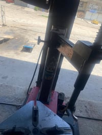 عندي خالعه للبيع مكاني المين السعر ٣٠٠ وبيها مجال ٠٧٨٦٢٨٩٥٤٠٠