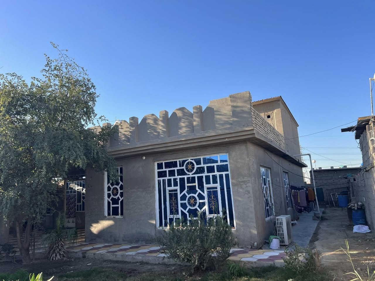 السلام عليكم بيت البيع مساحته الكلي 550 والبناه 260 طابو ع 25 
غرف 2جوه و2 فوك
حمامات 3 2 فوك واحد جوه
مطبخ 2 حار وبارد
صاله
هول
ستقبال 
قرب سيطرت الج بشارع جامع  عتره المصطفى منطقه سويدي
 
التصال ***********
